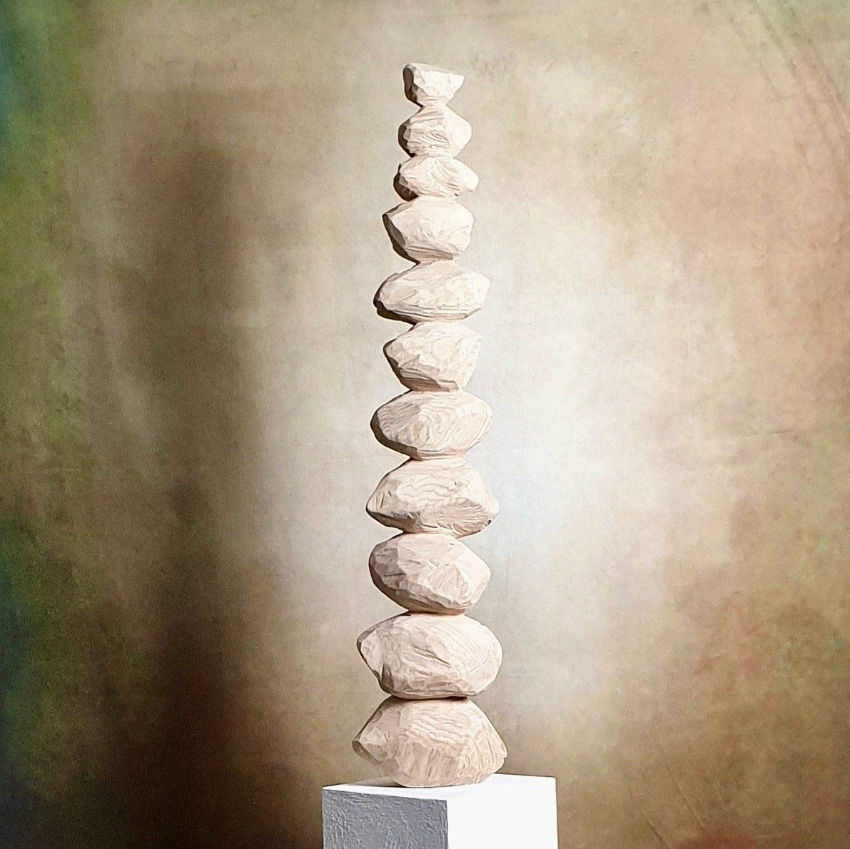 Das Bild zeigt eine moderne Holzskulptur aus Eschenholz von Bildhauer Oliver Pohl aus Haste bei Wunstorf.