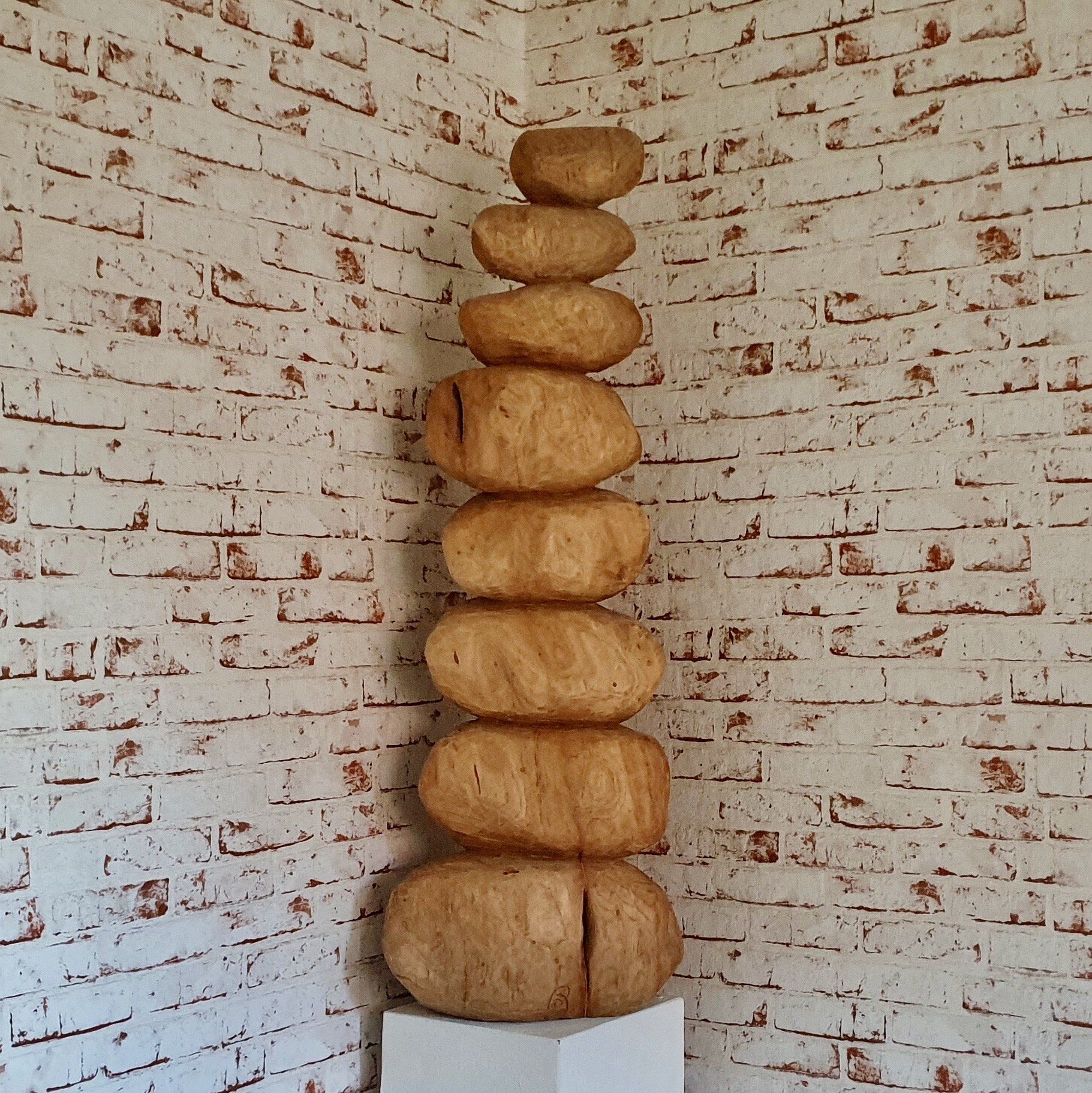 Das Bild zeigt eine moderne Holzskulptur aus Kirschbaumholz von Bildhauer Oliver Pohl aus Haste bei Wunstorf.
