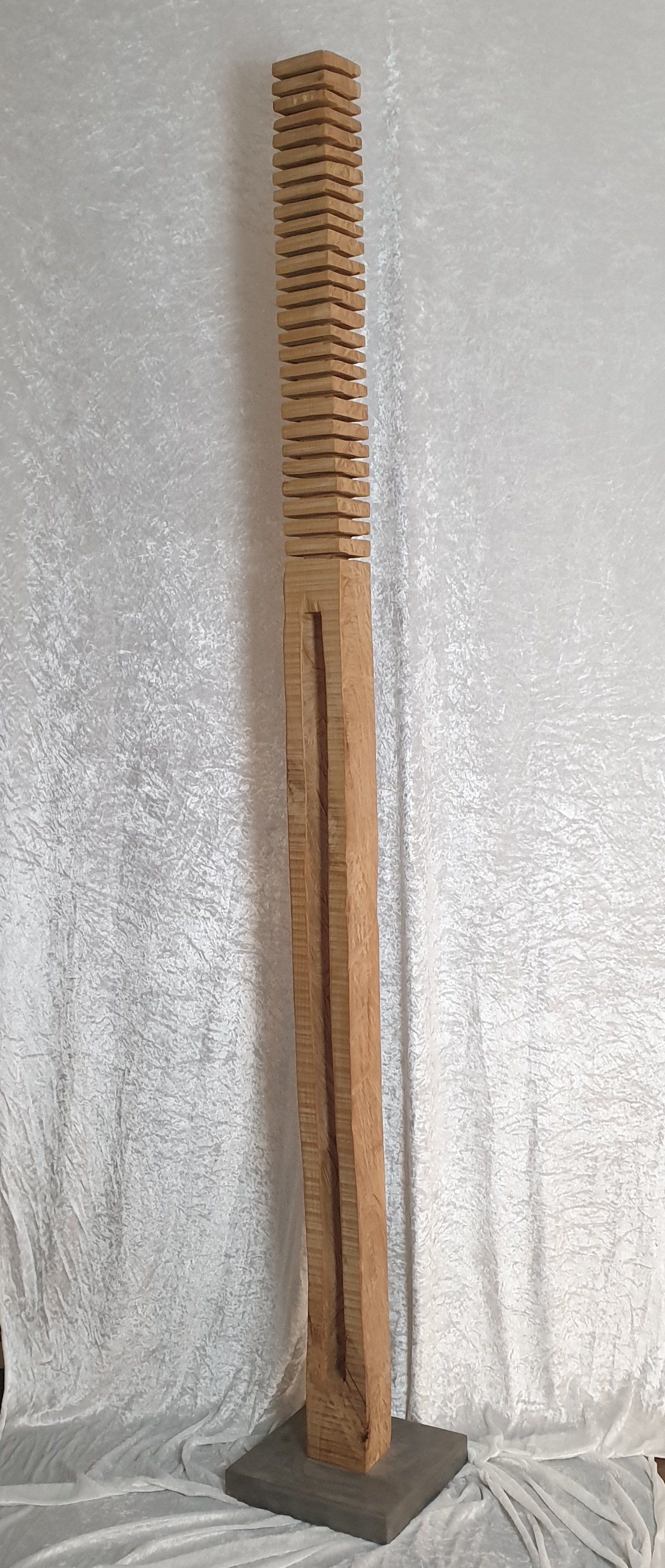 Das Bild zeigt eine moderne Holzskulptur aus Kirschbaumholz von Bildhauer Oliver Pohl aus Haste bei Wunstorf.