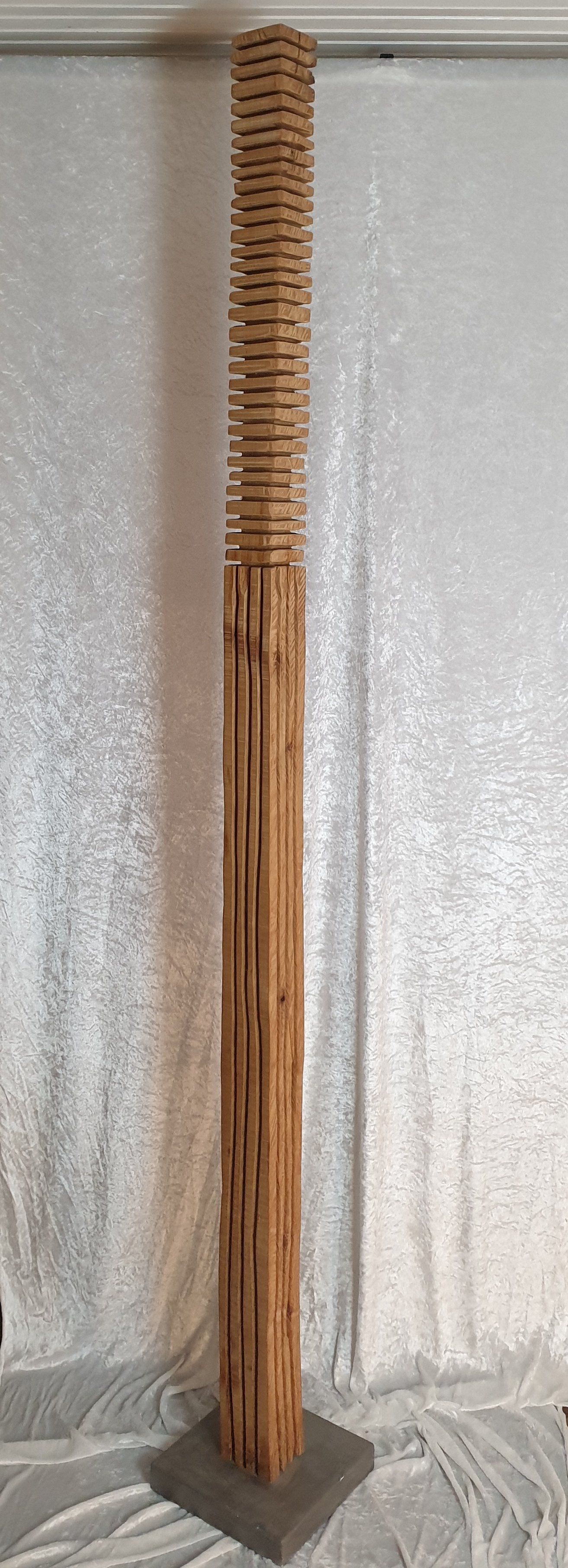 Das Bild zeigt eine moderne Holzskulptur aus Kirschbaumholz von Bildhauer Oliver Pohl aus Haste bei Wunstorf.