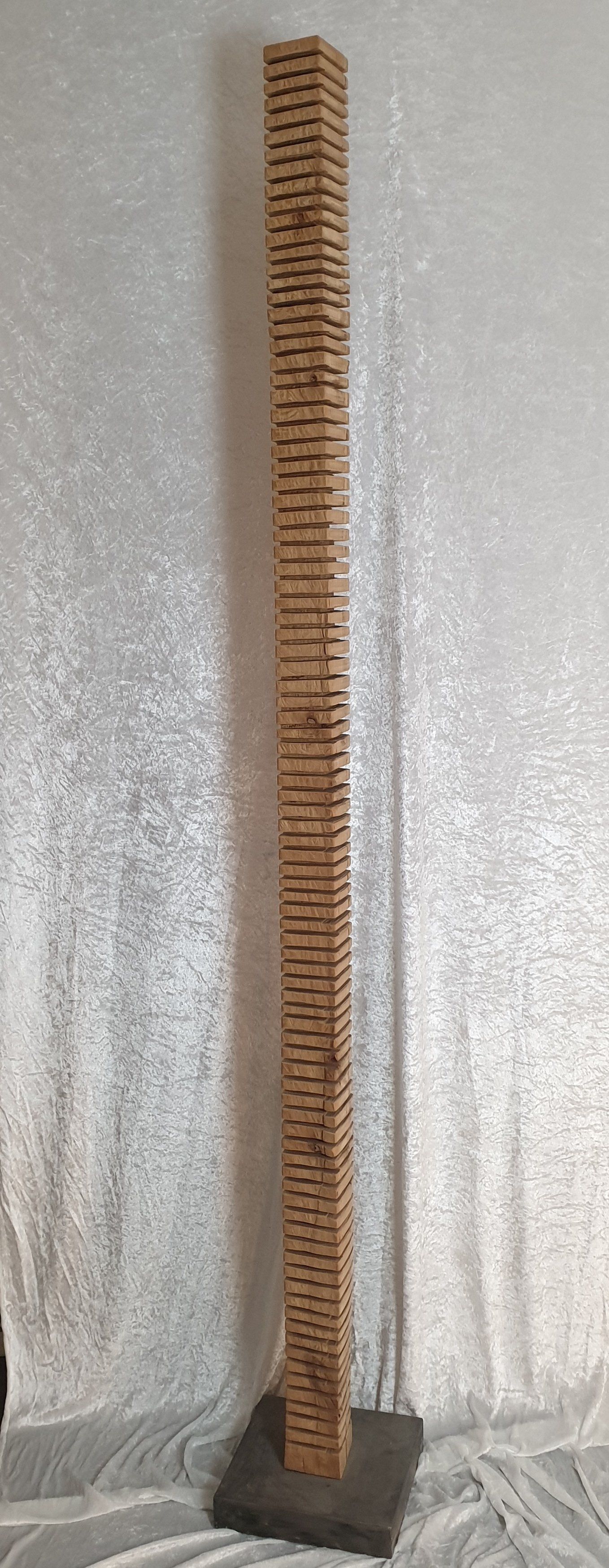 Das Bild zeigt eine moderne Holzskulptur aus Kirschbaumholz von Bildhauer Oliver Pohl aus Haste bei Wunstorf.