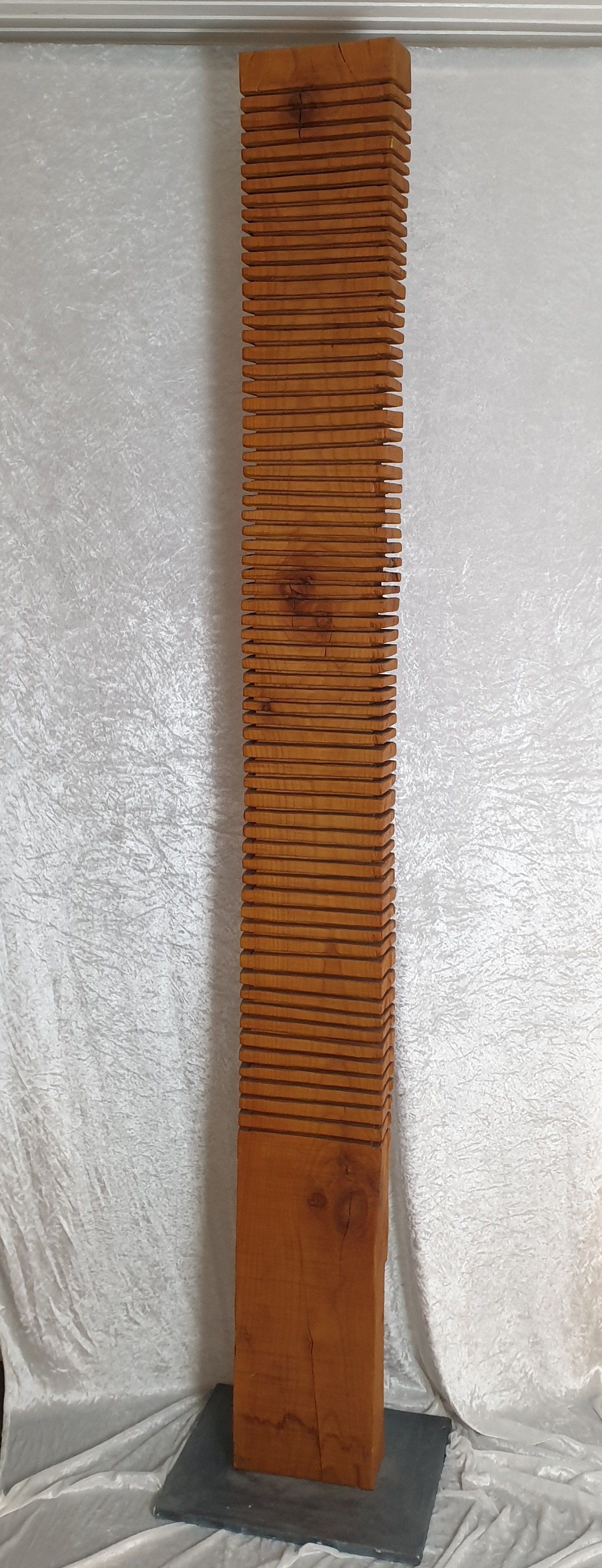 Das Bild zeigt eine moderne Holzskulptur aus Kirschbaumholz von Bildhauer Oliver Pohl aus Haste bei Wunstorf.