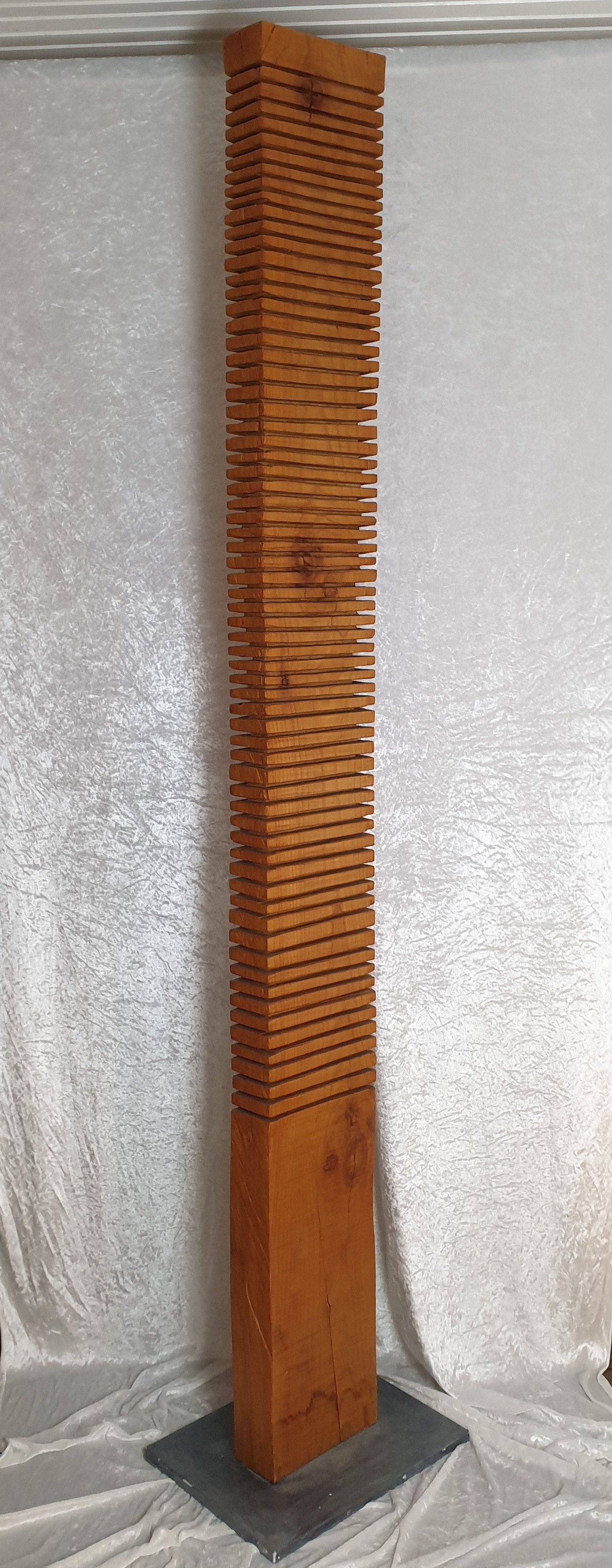Das Bild zeigt eine moderne Holzskulptur aus Kirschbaumholz von Bildhauer Oliver Pohl aus Haste bei Wunstorf.