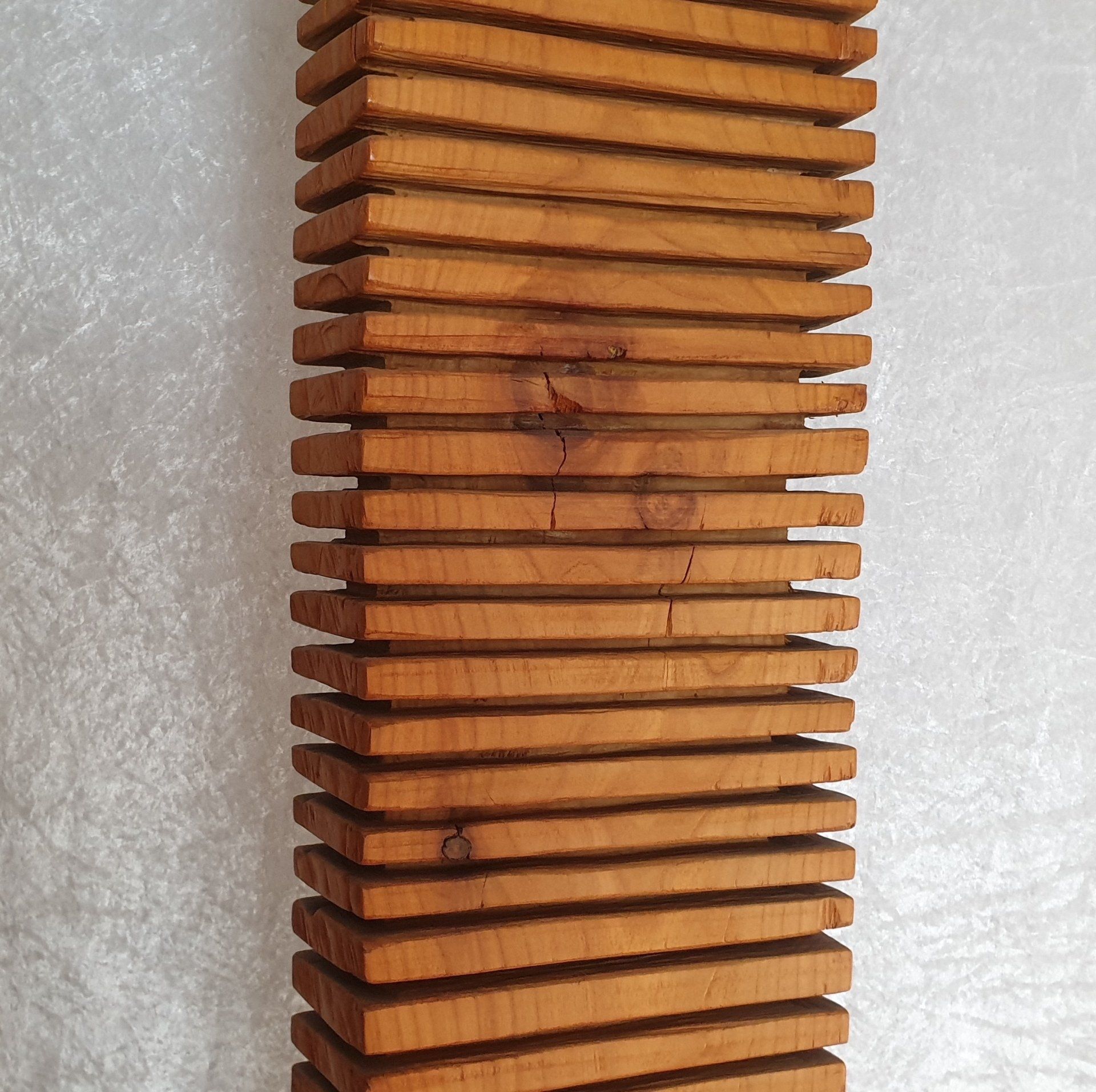 Das Bild zeigt eine moderne Holzskulptur aus Kirschbaumholz von Bildhauer Oliver Pohl aus Haste bei Wunstorf.