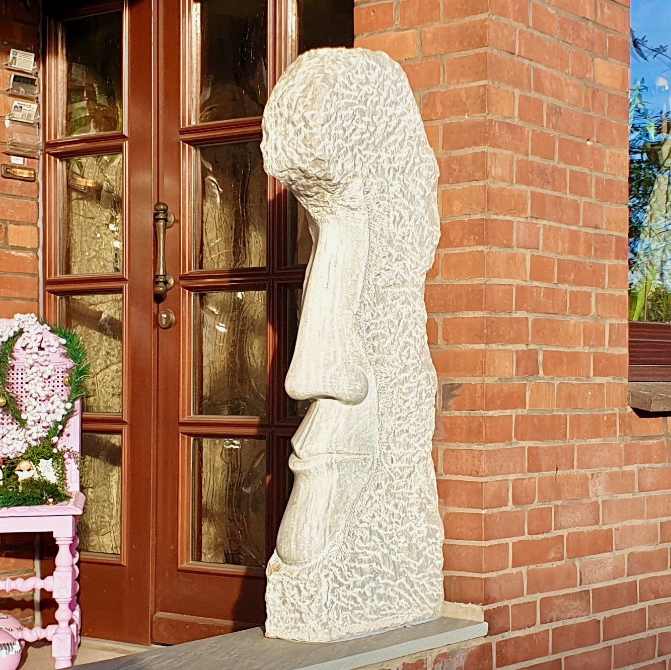 Das Bild zeigt eine Marmorskulptur von Bildhauer und Künstler Oliver Pohl aus Haste bei Wunstorf. Sie steht im Künstlergarten in Haste im Schaumburger Land.