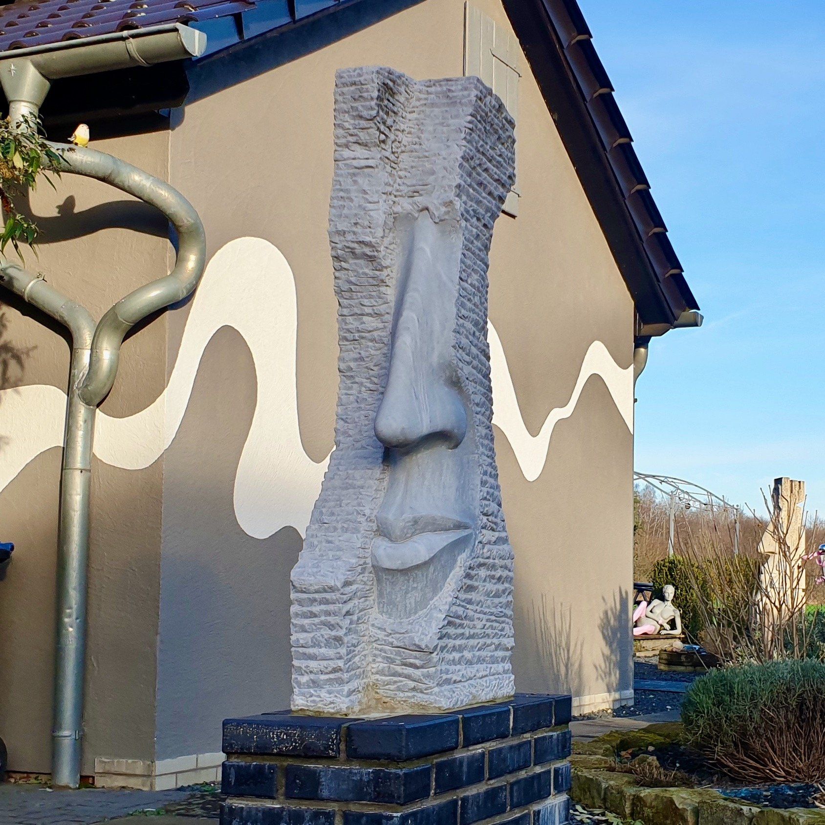 Das Bild zeigt eine Marmorskulptur von Bildhauer und Künstler Oliver Pohl aus Haste bei Wunstorf. Sie steht im Künstlergarten in Haste im Schaumburger Land.