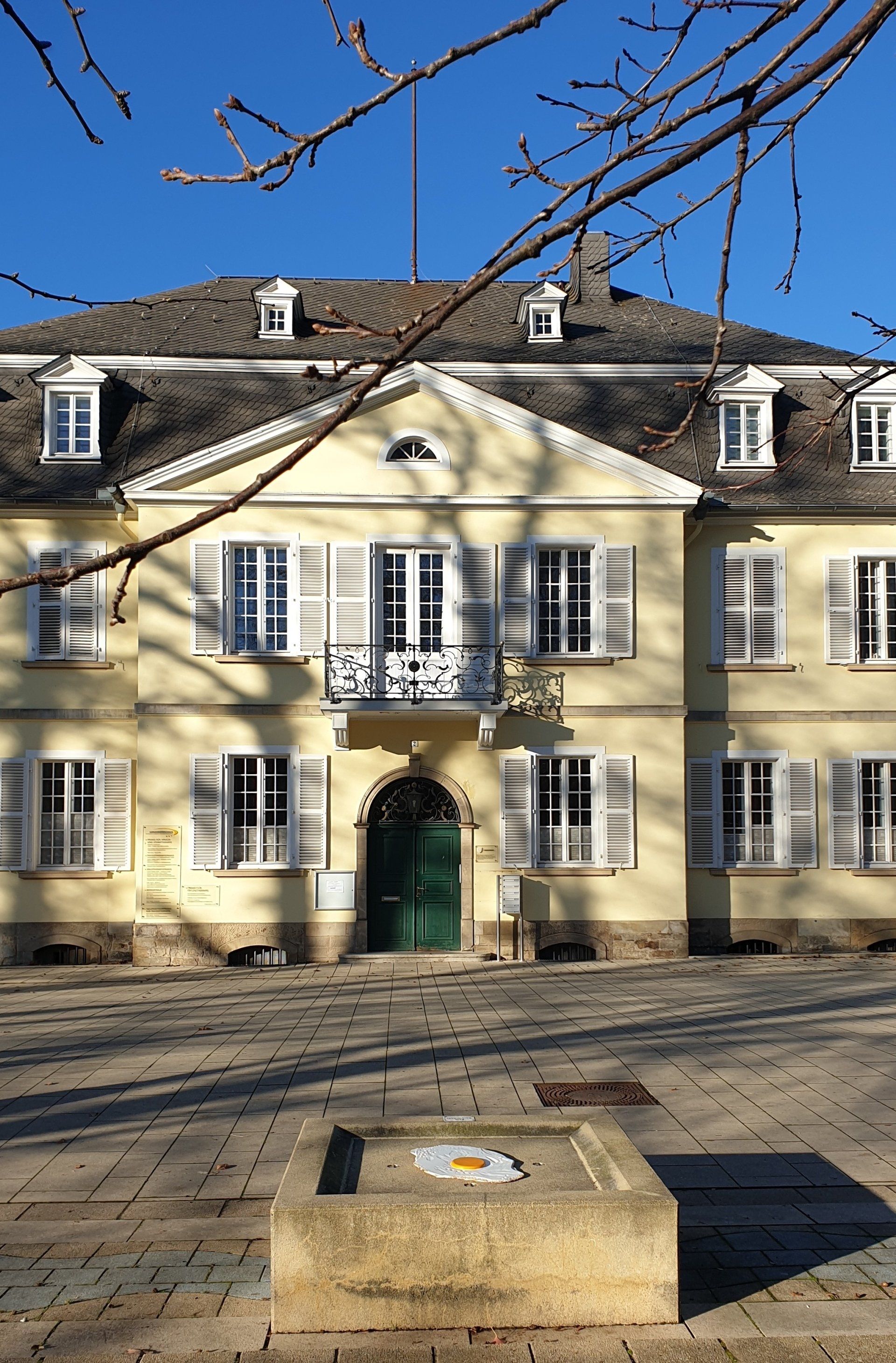 Das Bild zeigt Spiegeleier-Skulpturen von Bildhauer und Künstler Oliver Pohl aus Haste bei Wunstorf am Steinhuder Meer.