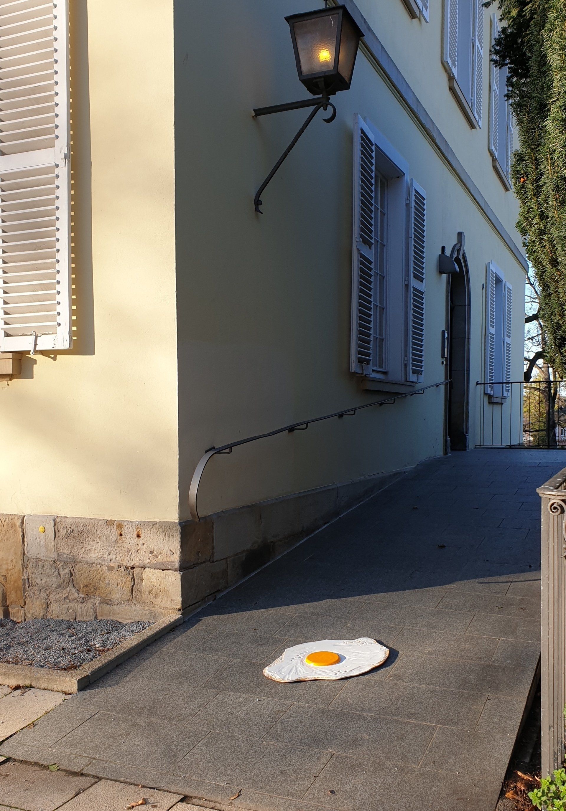 Das Bild zeigt Spiegeleier-Skulpturen von Bildhauer und Künstler Oliver Pohl aus Haste bei Wunstorf am Steinhuder Meer.