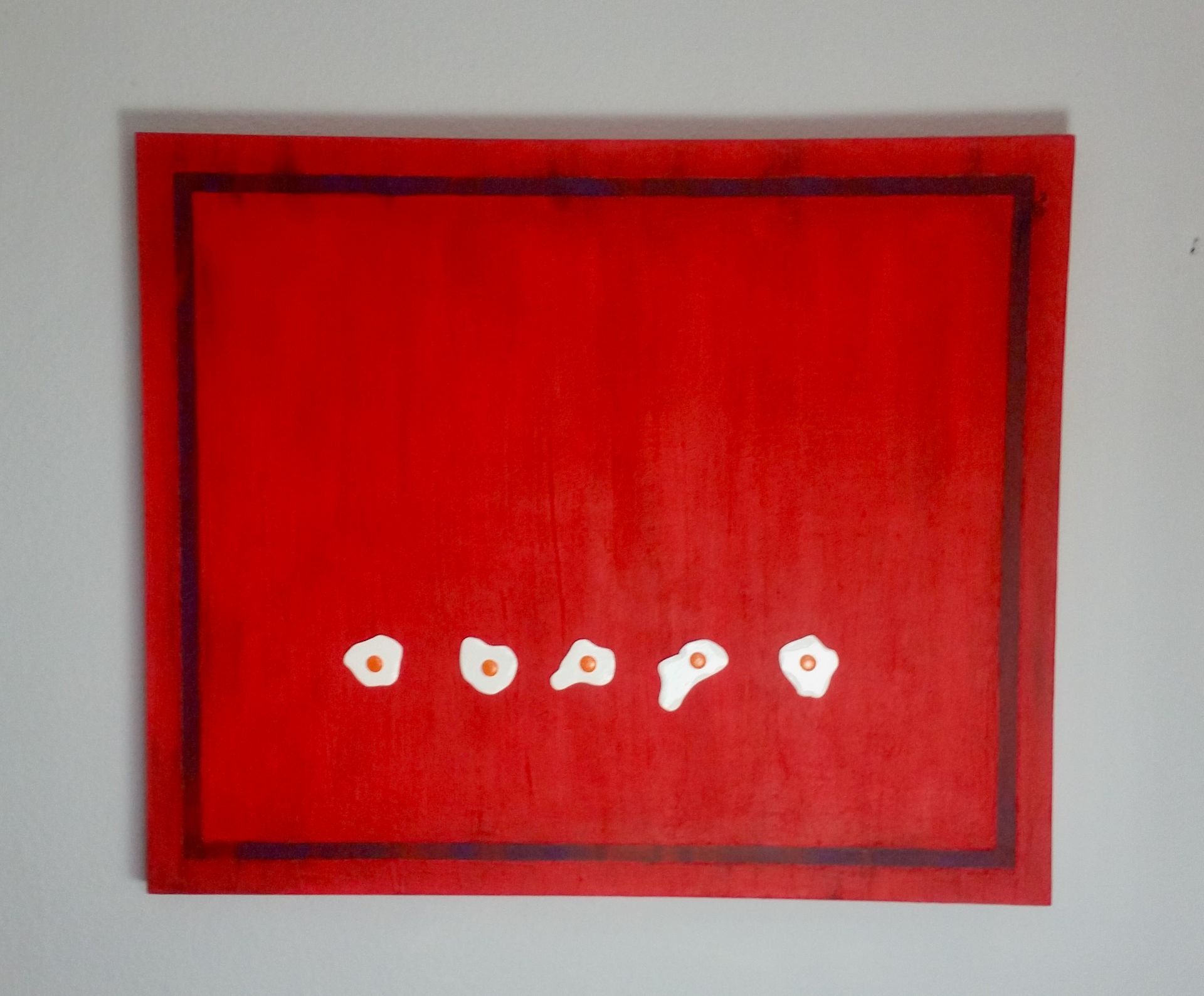 Das Bild zeigt ein Spieglei auf einem roten Grund ohne Rahmen. Ein beliebtes Motiv von Bildhauer Oliver Pohl aus Haste im Schaumburger Land in der Nähe von Bad Nenndorf.