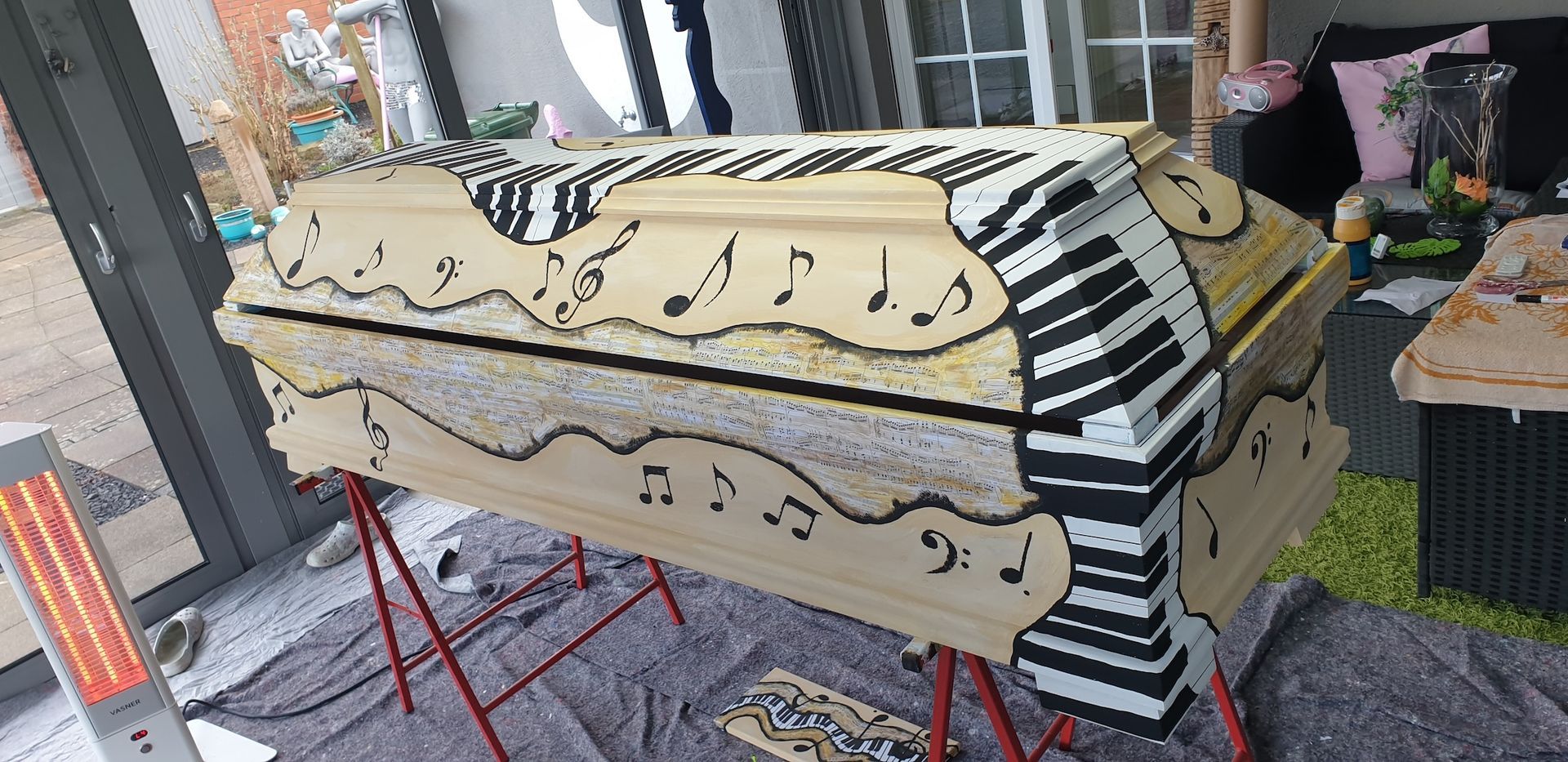 Das Bild zeigt einen individuell bemalten Sarg der Künstlerin Georgia Hindenburg aus Haste im Schaumburger Land.