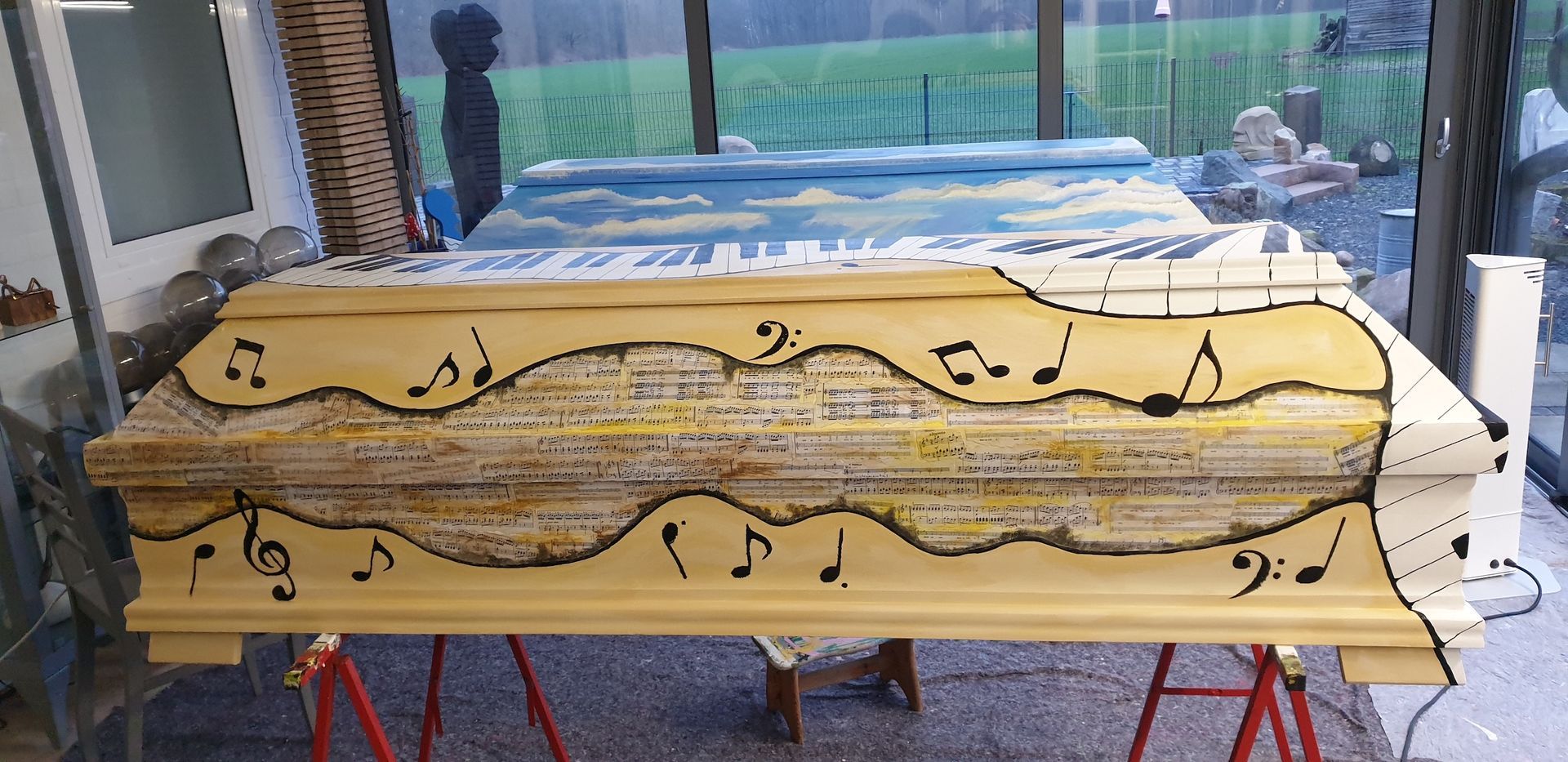 Das Bild zeigt einen individuell bemalten Sarg der Künstlerin Georgia Hindenburg aus Haste im Schaumburger Land.