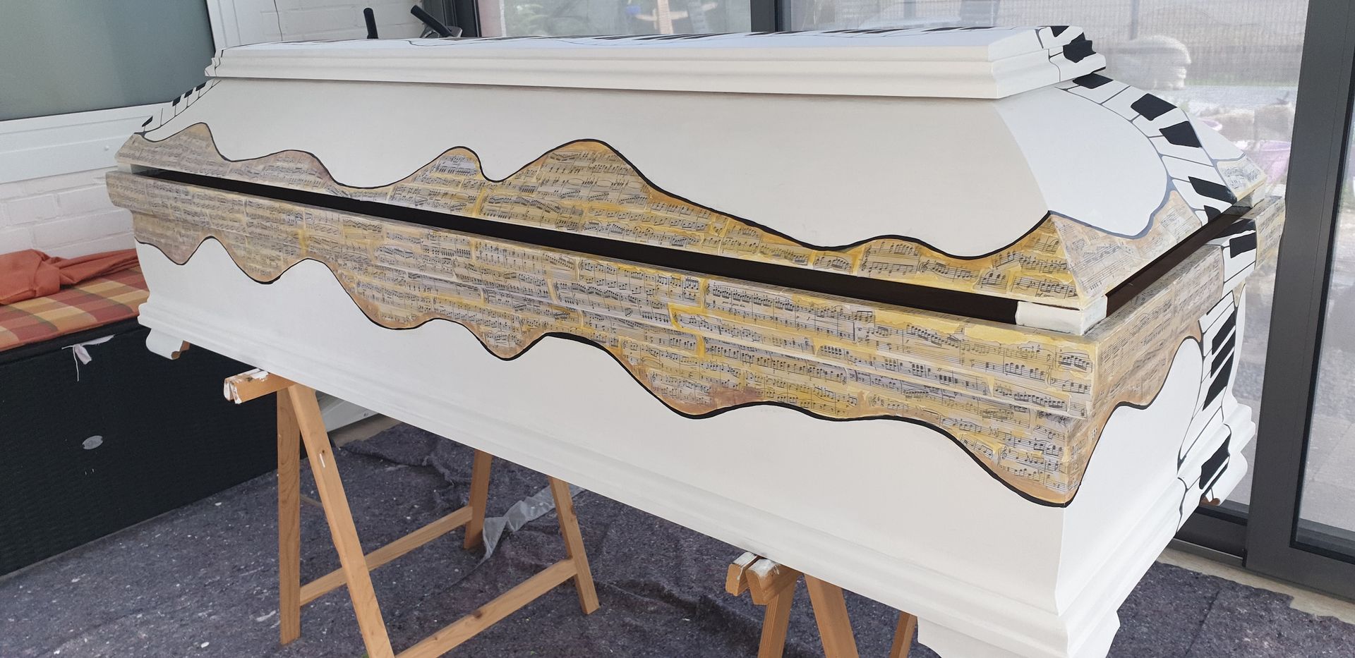 Das Bild zeigt einen individuell bemalten Sarg der Künstlerin Georgia Hindenburg aus Haste im Schaumburger Land.