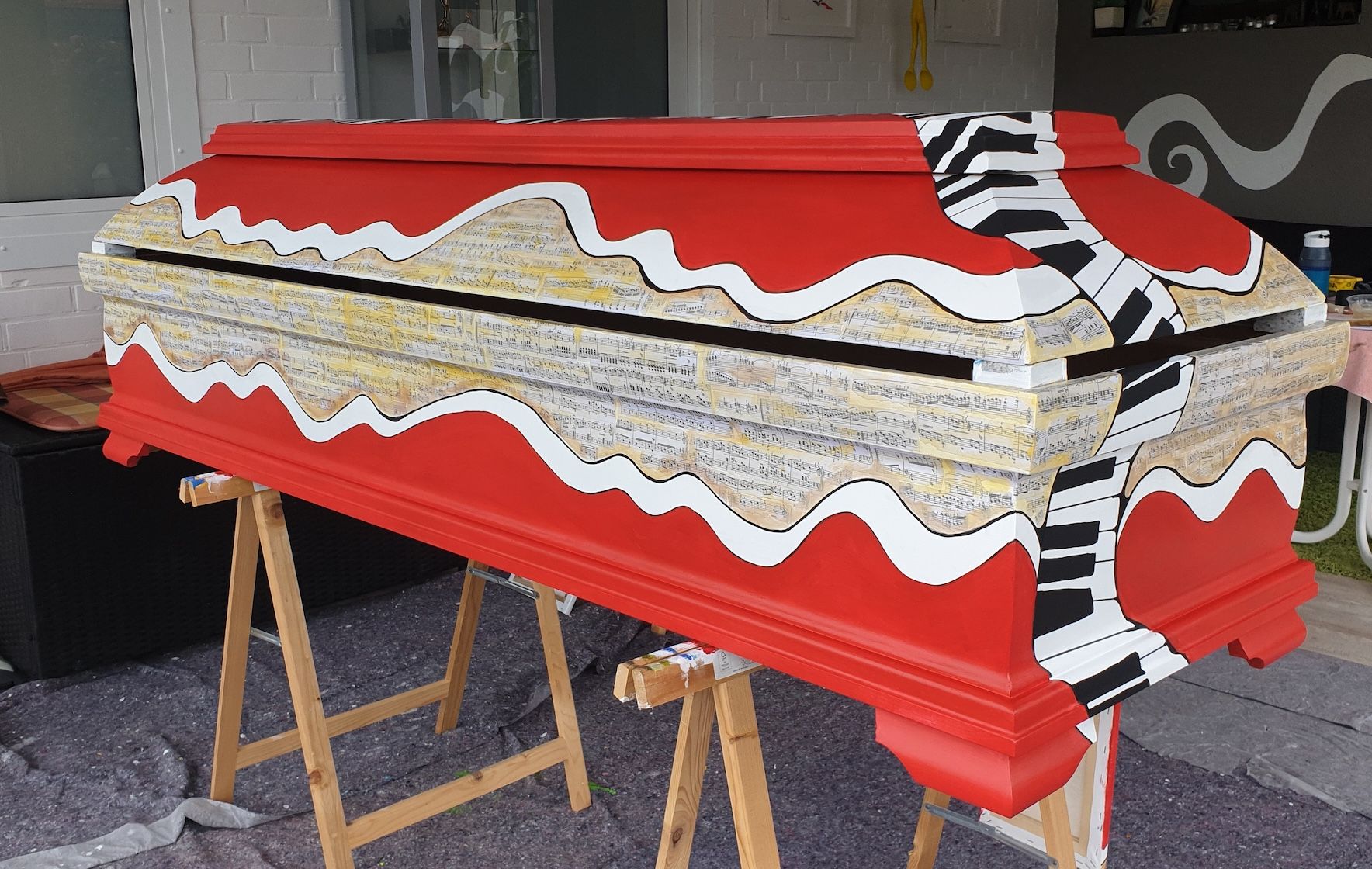 Das Bild zeigt einen individuell bemalten Sarg der Künstlerin Georgia Hindenburg aus Haste im Schaumburger Land.