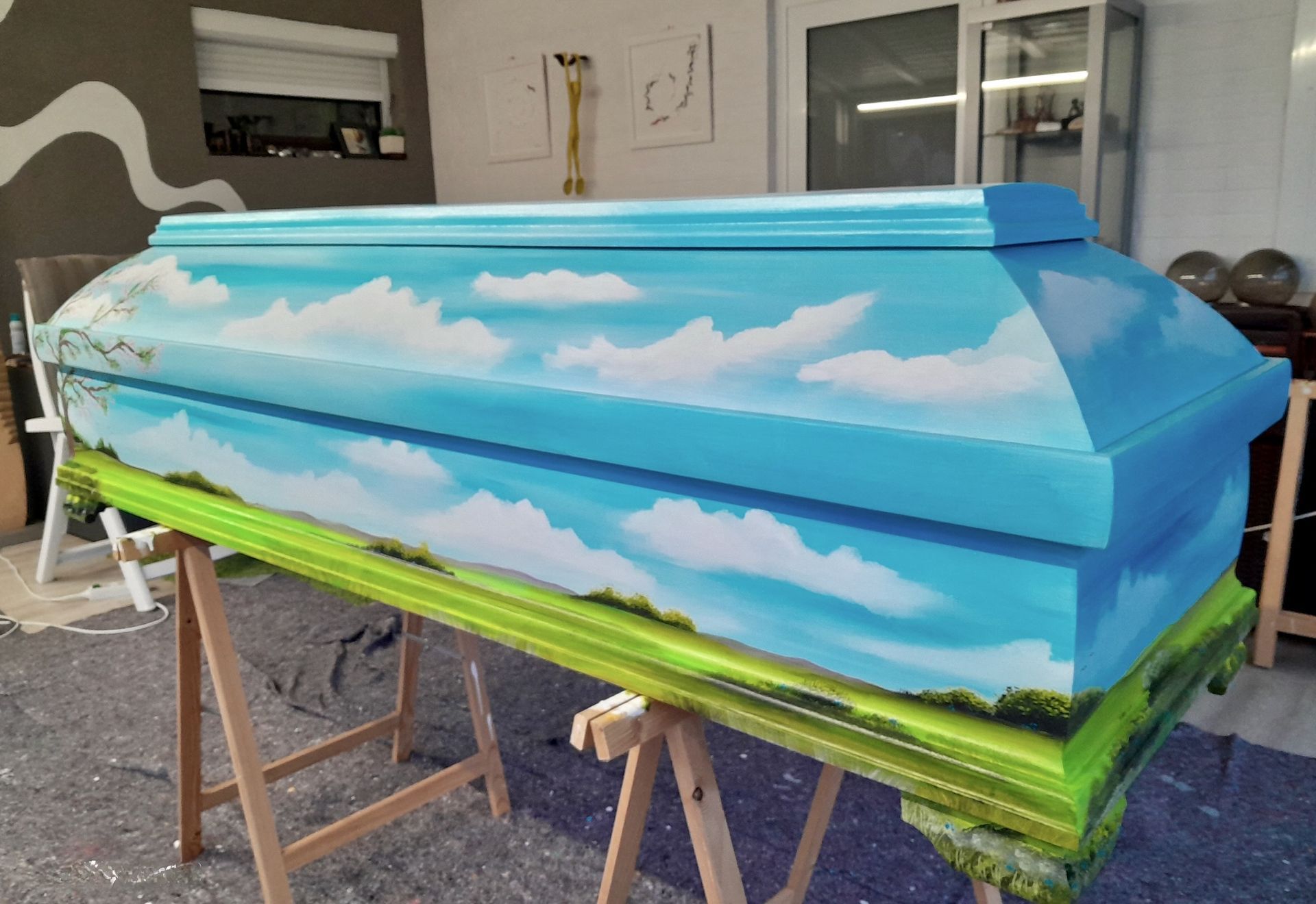 Das Bild zeigt einen individuell bemalten Sarg der Künstlerin Georgia Hindenburg aus Haste im Schaumburger Land.