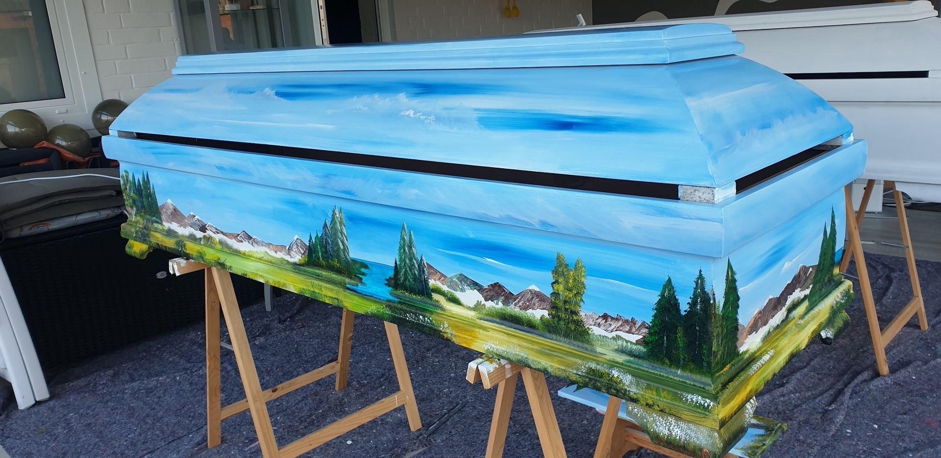 Das Bild zeigt einen individuell bemalten Sarg der Künstlerin Georgia Hindenburg aus Haste im Schaumburger Land.