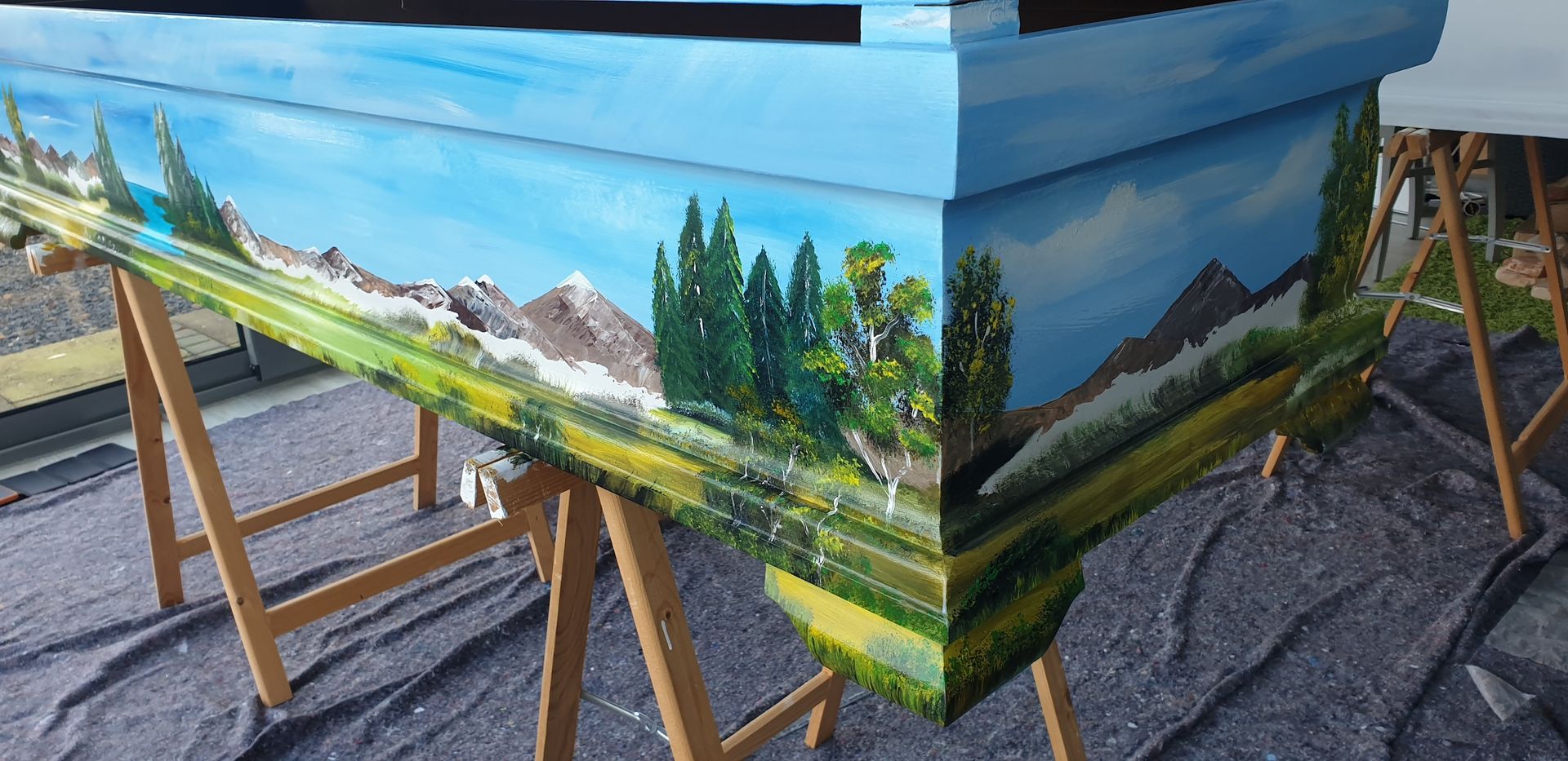 Das Bild zeigt einen individuell bemalten Sarg der Künstlerin Georgia Hindenburg aus Haste im Schaumburger Land.