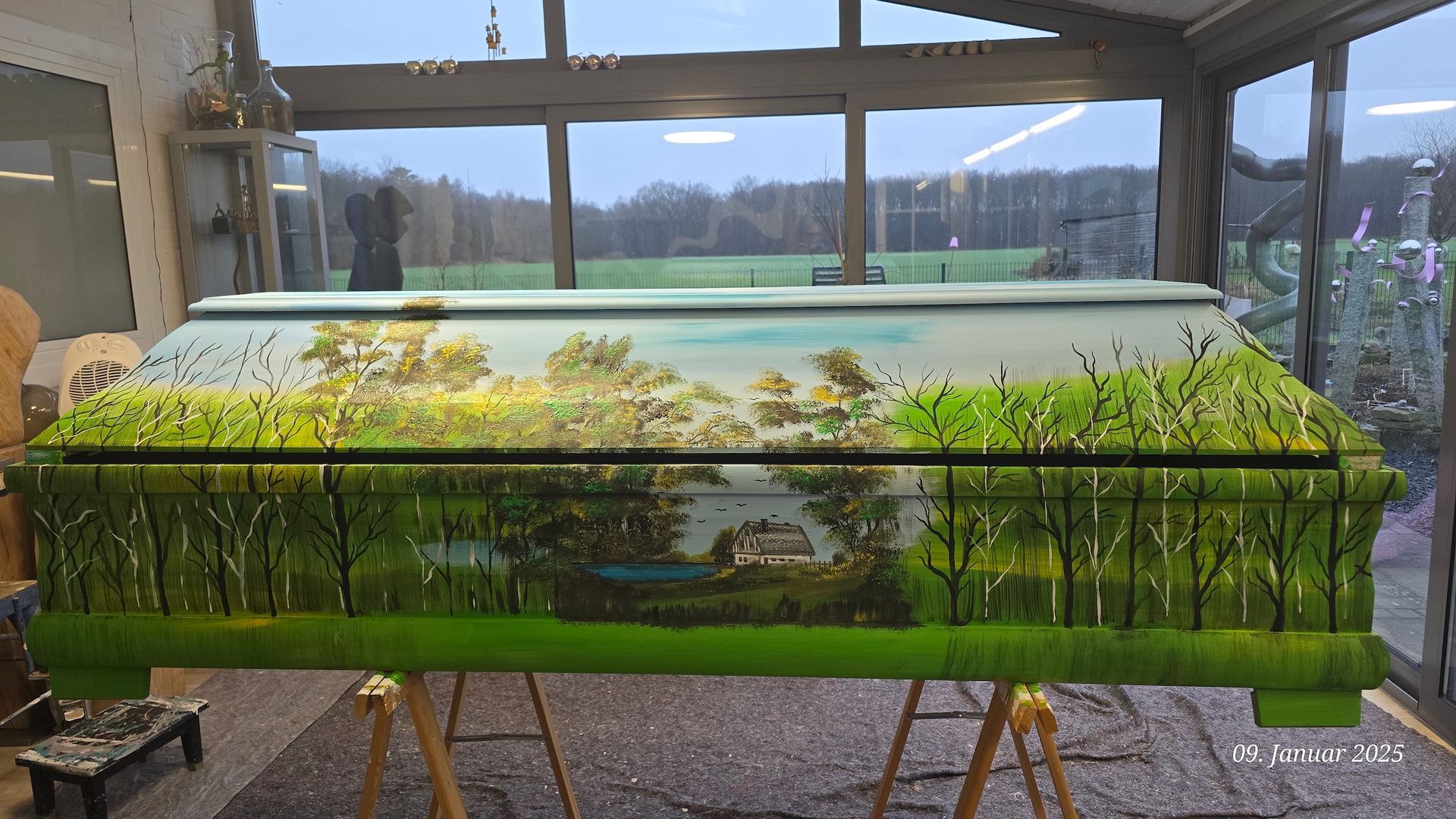 Das Bild zeigt einen individuell bemalten Sarg der Künstlerin Georgia Hindenburg aus Haste im Schaumburger Land.