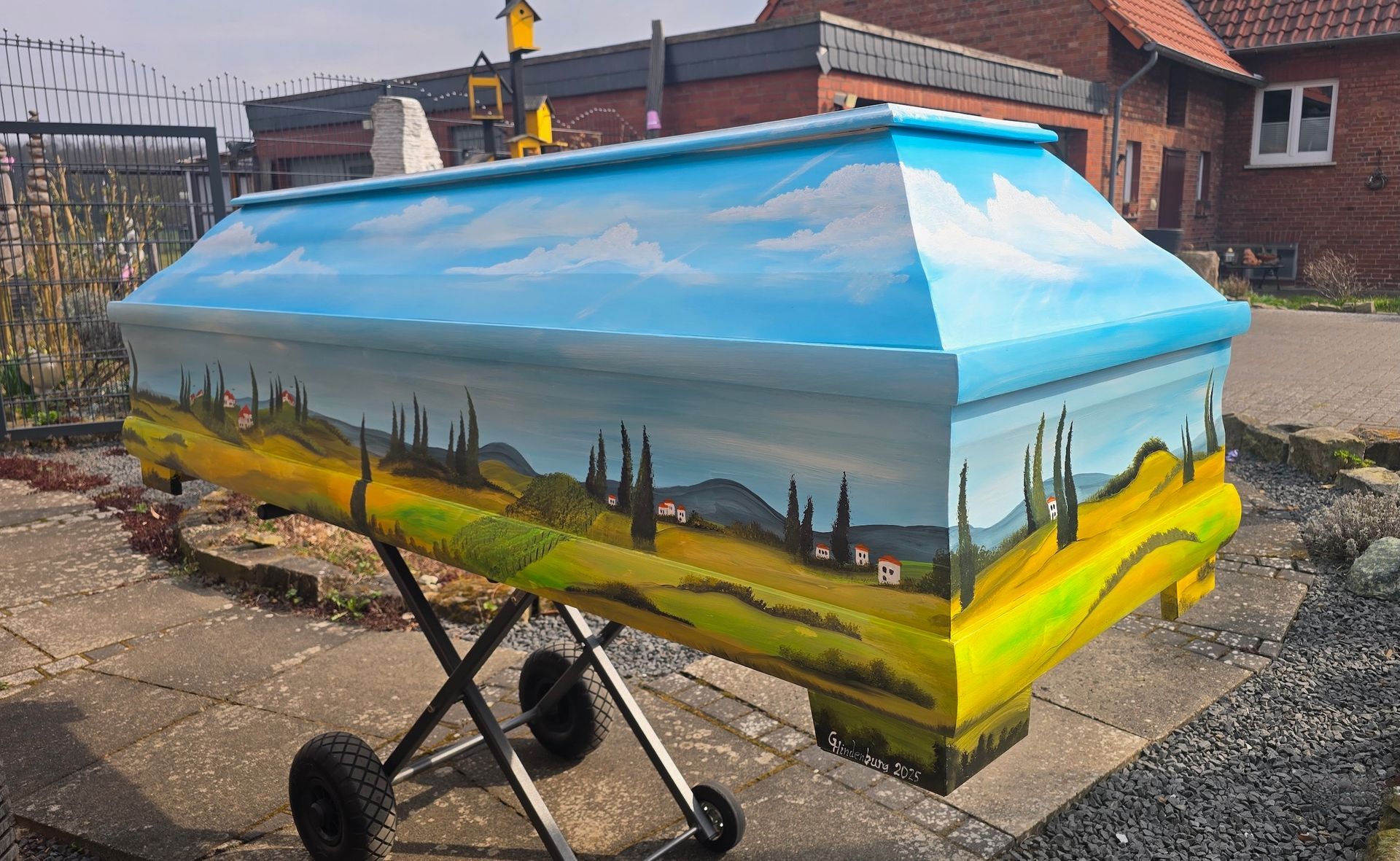 Das Bild zeigt einen individuell bemalten Sarg der Künstlerin Georgia Hindenburg aus Haste im Schaumburger Land.