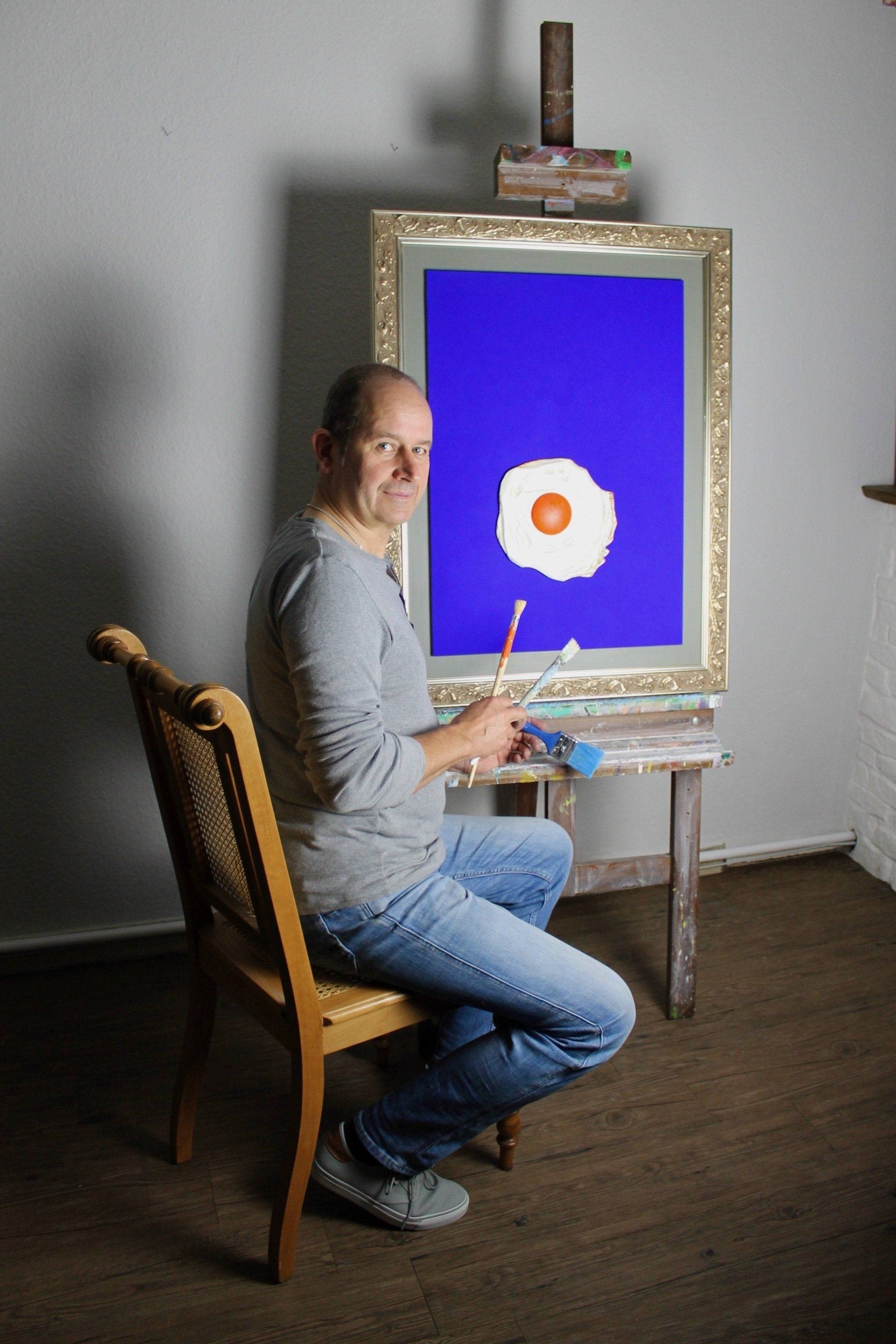 Das Bild zeigt Spiegeleier-Skulpturen von Bildhauer und Künstler Oliver Pohl aus Haste bei Wunstorf am Steinhuder Meer.