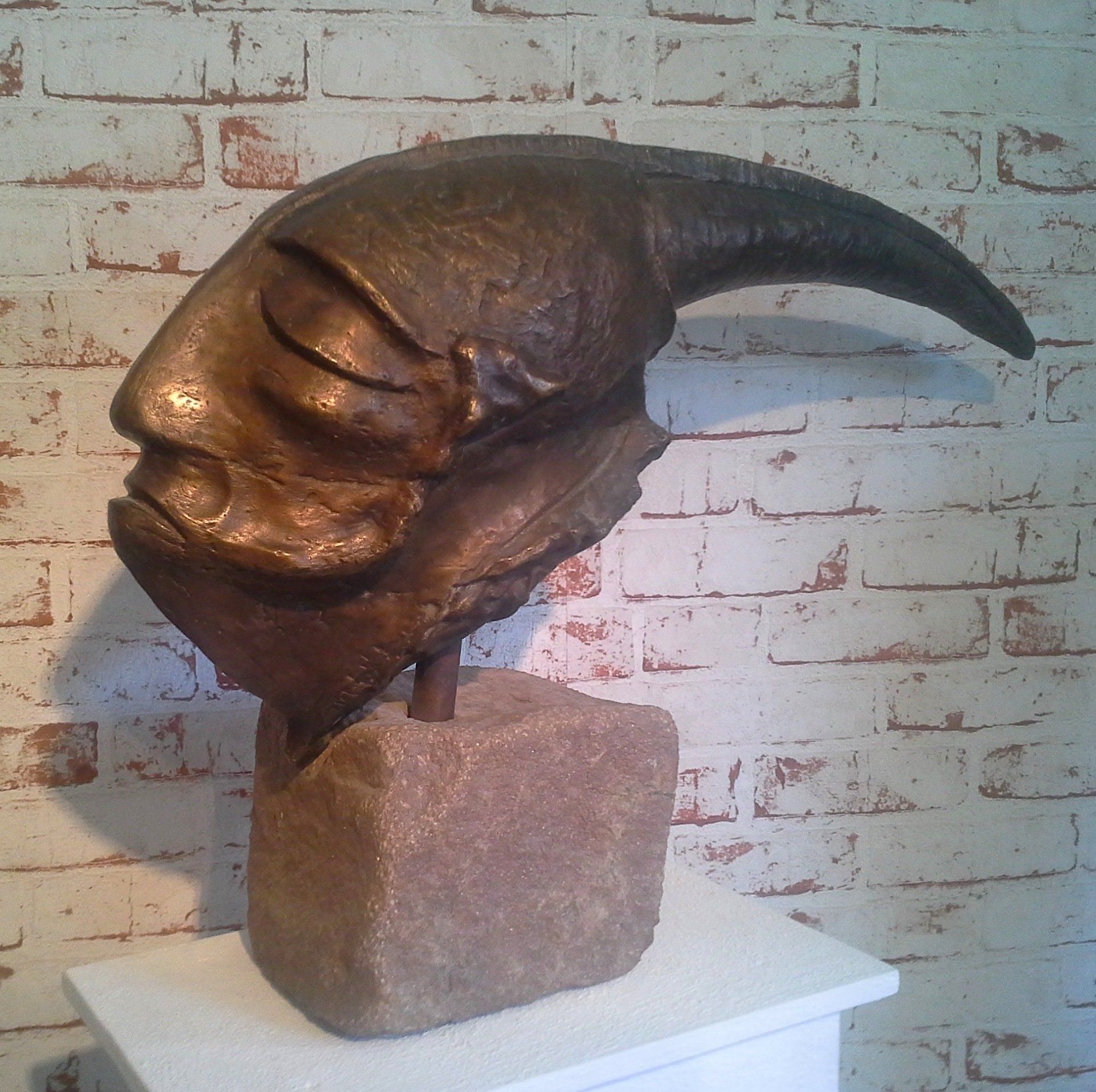 Das Foto zeigt eine Kopfskulptur aus Bronze von Bildhauer Oliver Pohl. Sie trägt den Titel