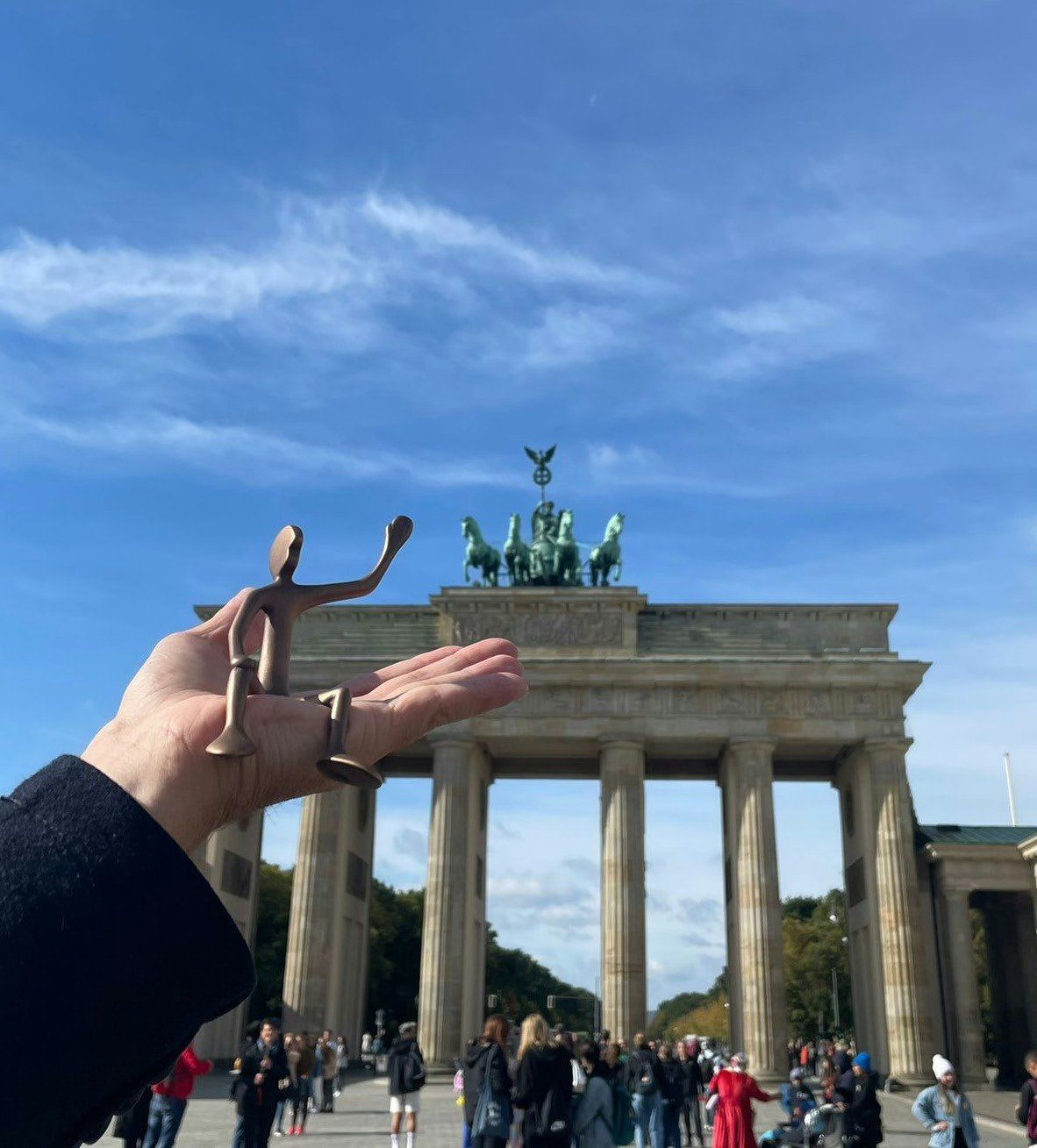 Das Bild zeigt den Bronzefreind No 2, winkend vor dem Reichstag in Berlin.