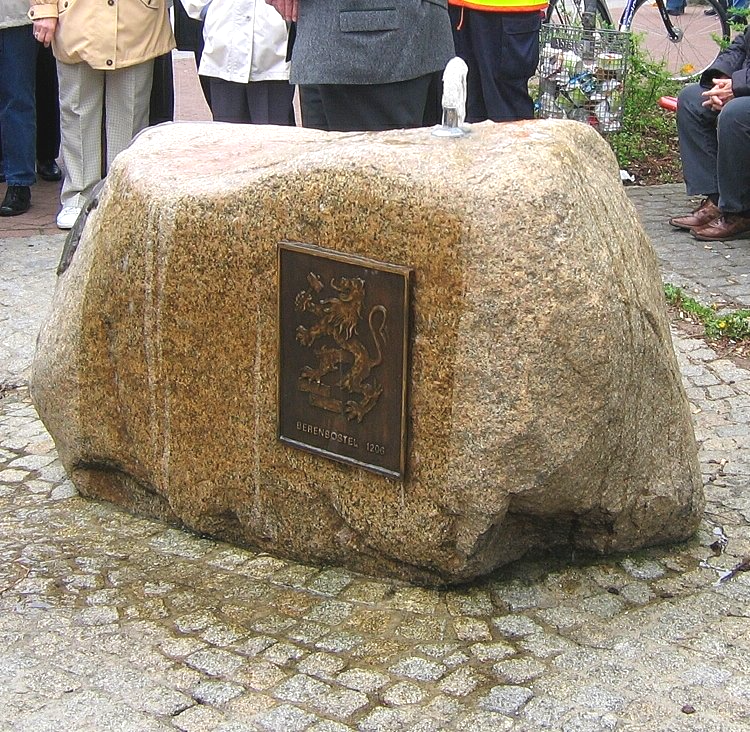 Das Foto zeigt den Dorfbrunnen in Garbsen Berenbostel von Bildhauer und Künstler Oliver Pohl aus Haste bei bad Nenndorf. Entstanden ist er 2002.