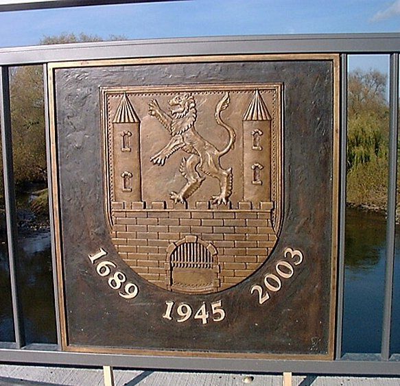 Das Bild zeigt eine Bronzetafel für Neustadt am Rübenberge, gefertigt von Bildhauer Oliver Pohl