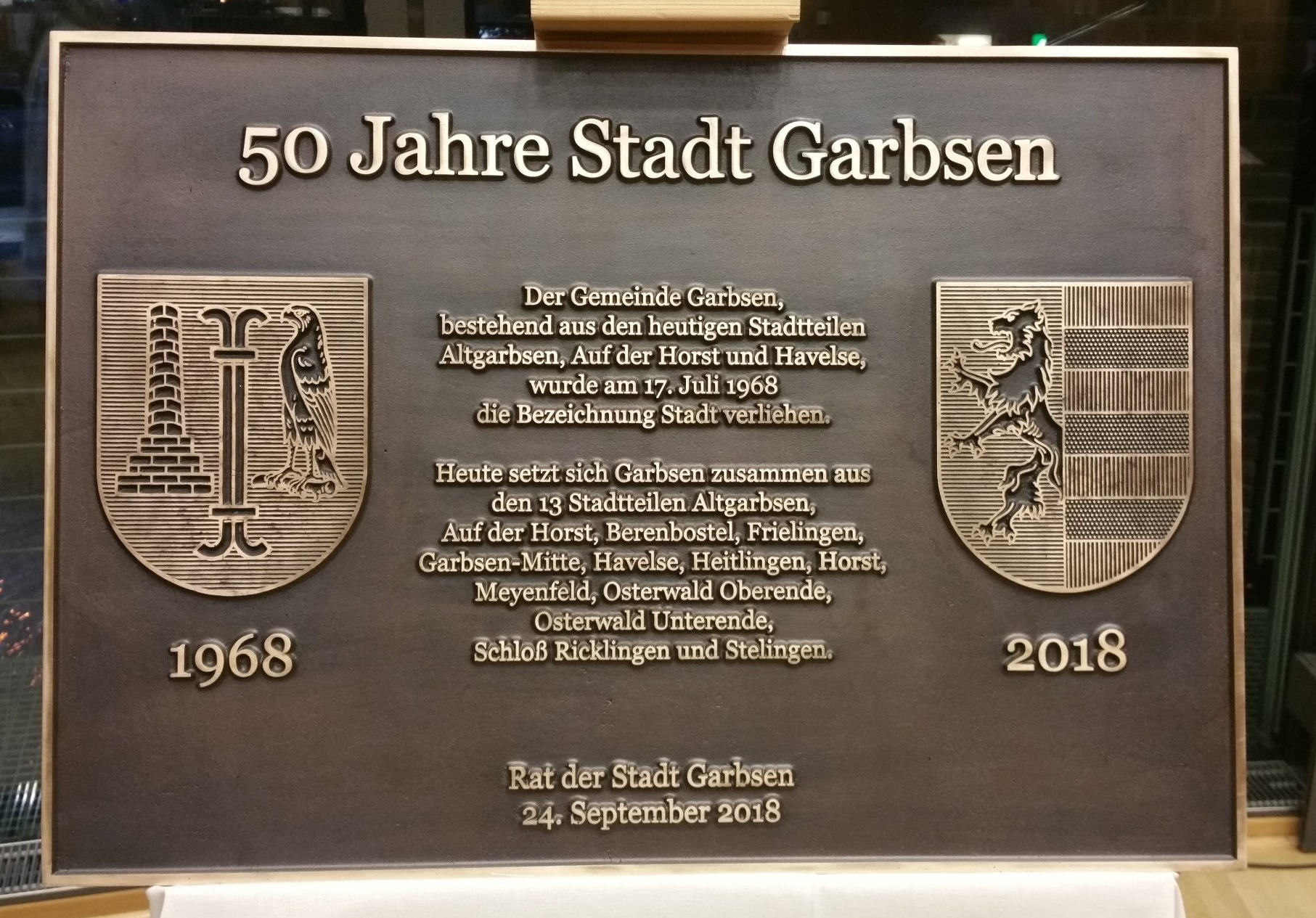 Bronzetafel am Rathaus der Stadt Garbsen Bronzetafel Stadt Garbsen Oliver Pohl Bildhauer