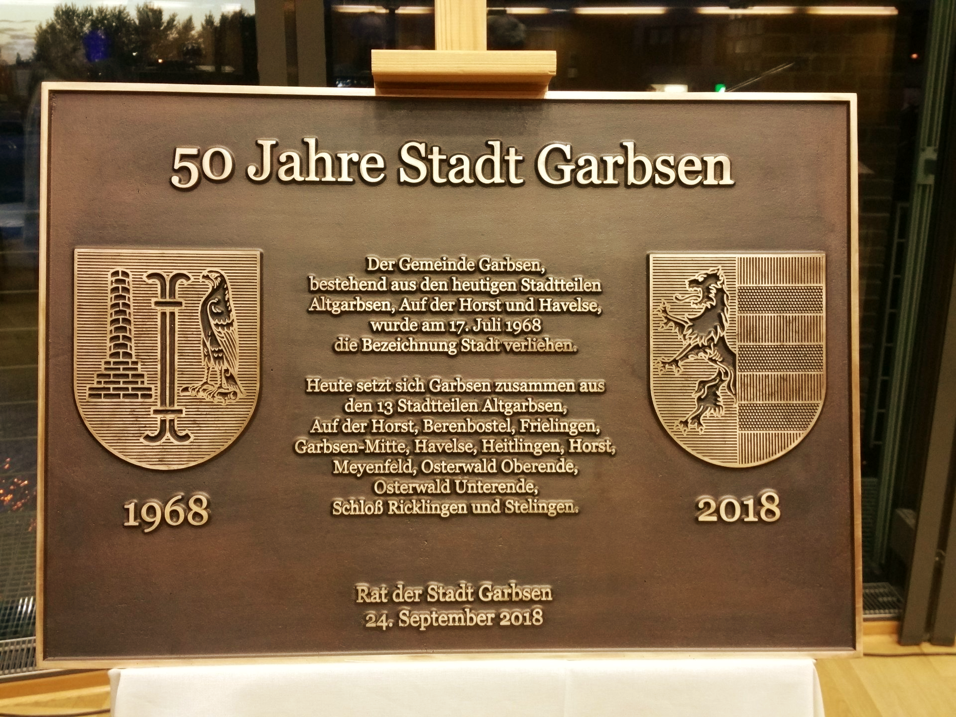 Bronzetafel 'Rathaus Stadt Garbsen' Das Bild zeigt eine große Bronzetafel für die Stadt Garbsen, gefertigt von Bildhauer Oliver Pohl.
