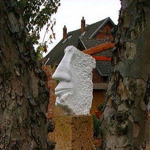 Das Bild zeigt eine Marmorskulptur von Bildhauer und Künstler Oliver Pohl aus Haste bei Wunstorf. Sie steht im Künstlergarten in Haste im Schaumburger Land.