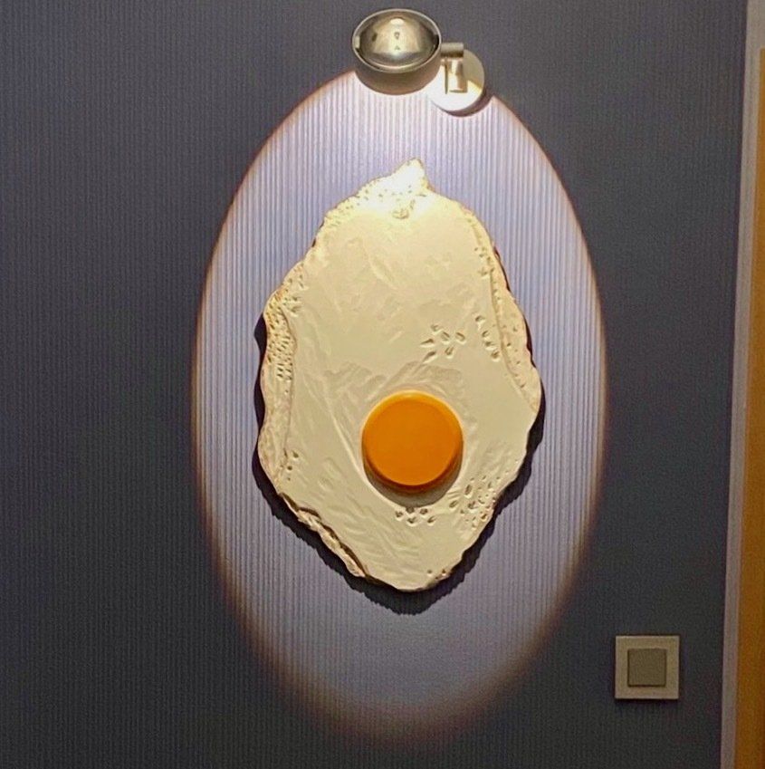 Das Bild zeigt Spiegeleier-Skulpturen von Bildhauer und Künstler Oliver Pohl aus Haste bei Wunstorf am Steinhuder Meer.