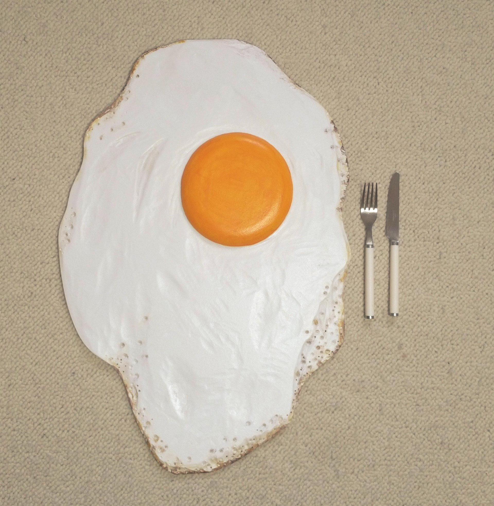 Das Bild zeigt Spiegeleier-Skulpturen von Bildhauer und Künstler Oliver Pohl aus Haste bei Wunstorf am Steinhuder Meer.