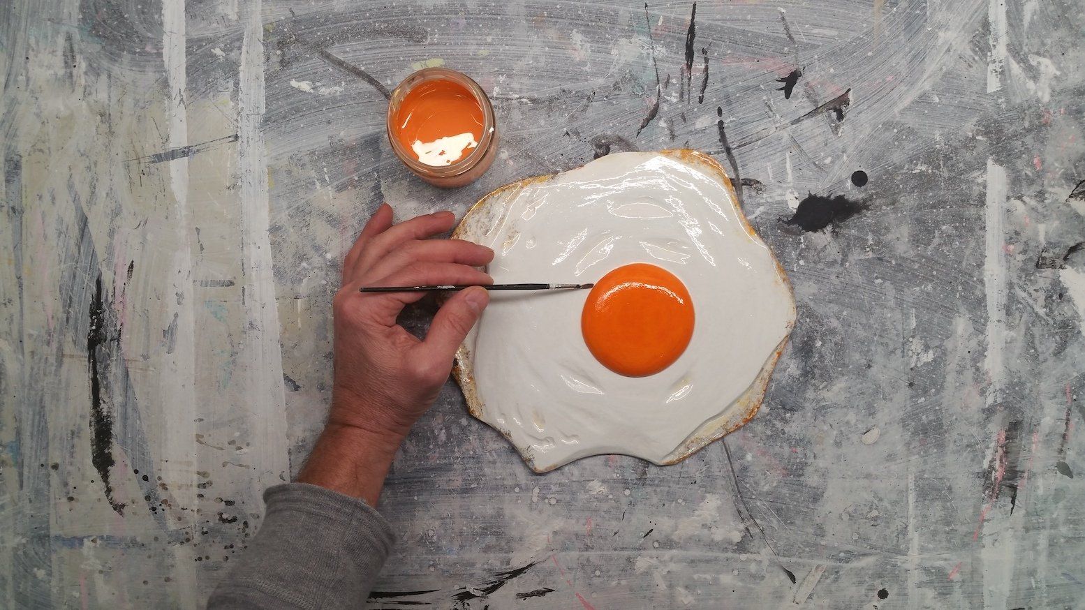 Das Bild zeigt Spiegeleier-Skulpturen von Bildhauer und Künstler Oliver Pohl aus Haste bei Wunstorf am Steinhuder Meer.