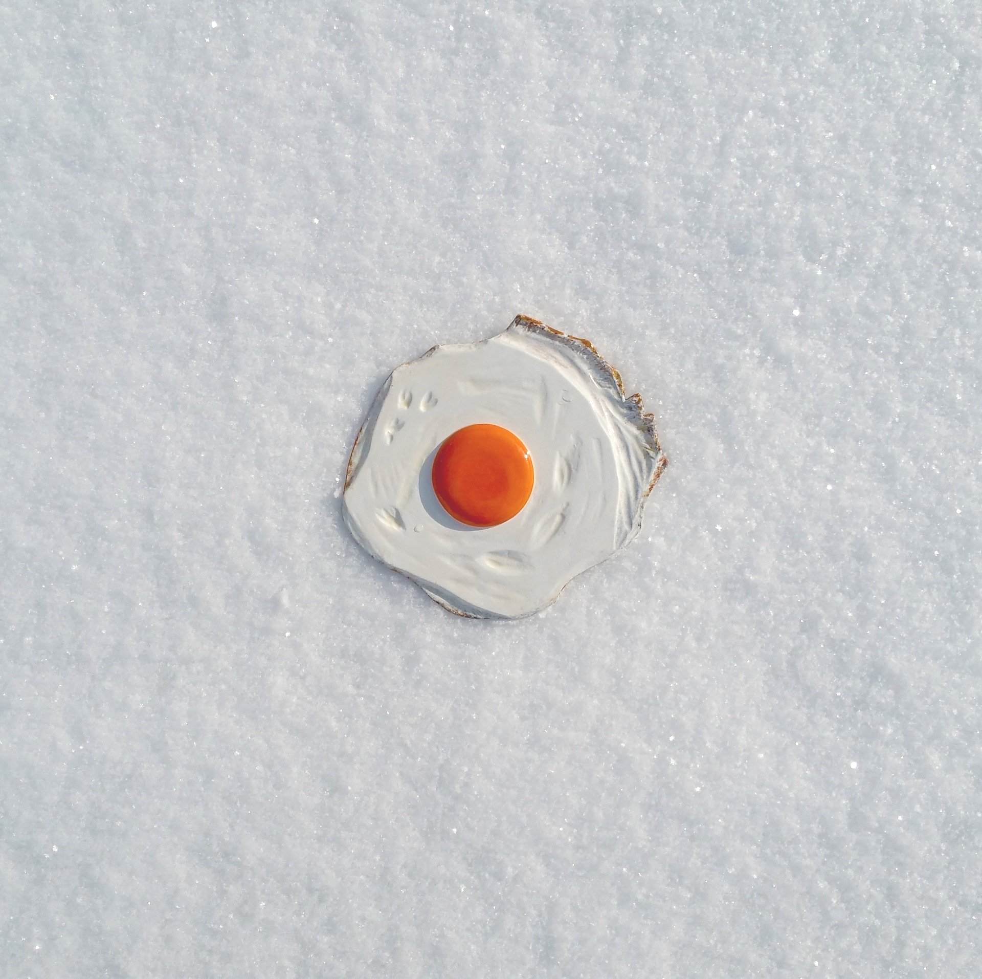 Das Bild zeigt Pop Art Spiegeleier-Skulpturen von Bildhauer und Künstler Oliver Pohl aus Haste bei Wunstorf in einer Winterlandschaft mit Schnee.