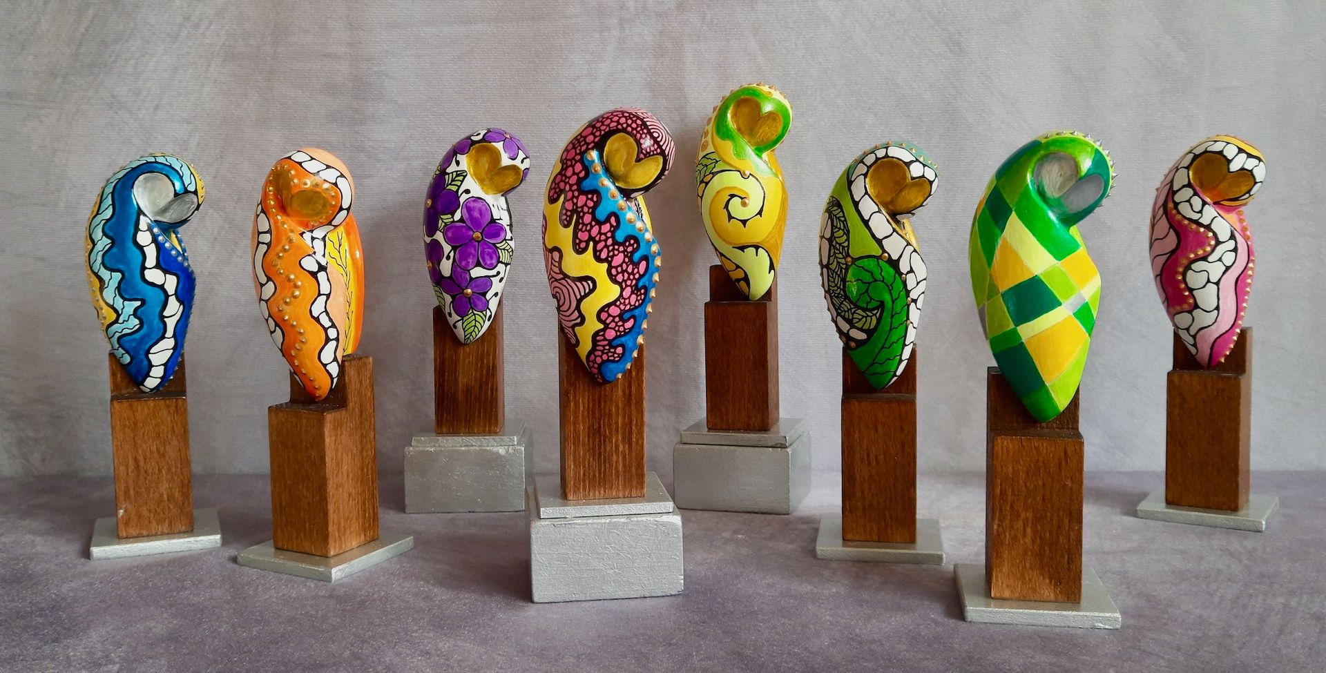 Pop-Art Eulen, ca 20 cm hoch und handbemalt Pop-Art Eulen sind ca. 20 cm hoch und immer handbemalte Unikate aus dem Künstlerhaus in Haste.