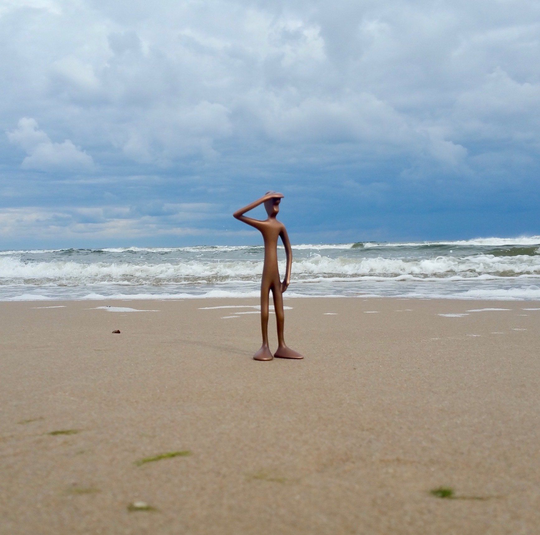 Das Bild zeigt den Bronzefriend No 1 von Bildhauer Oliver Pohl. Er steht am Strand von Heringsdorf und im Hintergrund ist die Ostsee zu sehen.