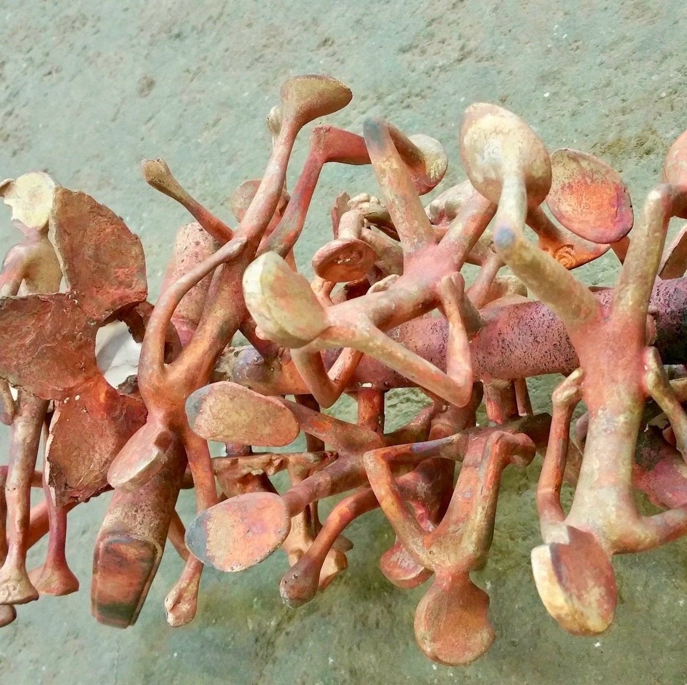 Das Bild zeigt Figuren der Serie Friends von Oliver Pohl. Die Figuren sind aus der Keramikform gekommen und werden nun in Handarbeit fertig bearbeitet.