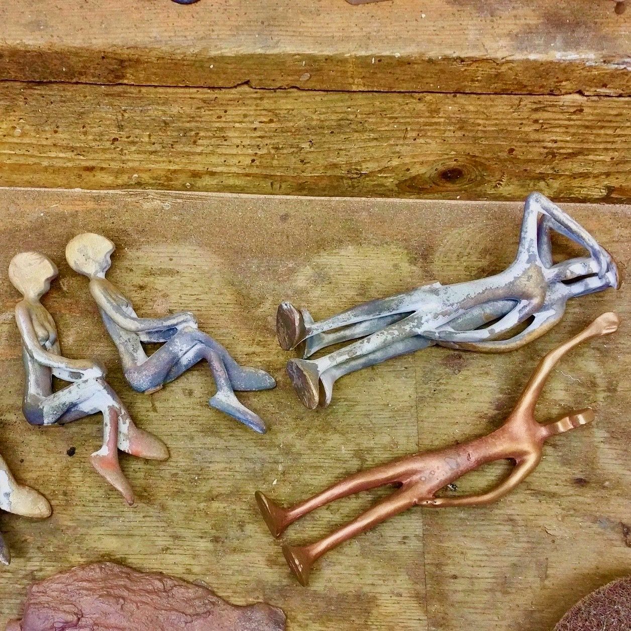 Das Bild zeigt Figuren der Serie Friends von Oliver Pohl. Die Figuren sind aus der Keramikform gekommen und werden nun in Handarbeit fertig bearbeitet.