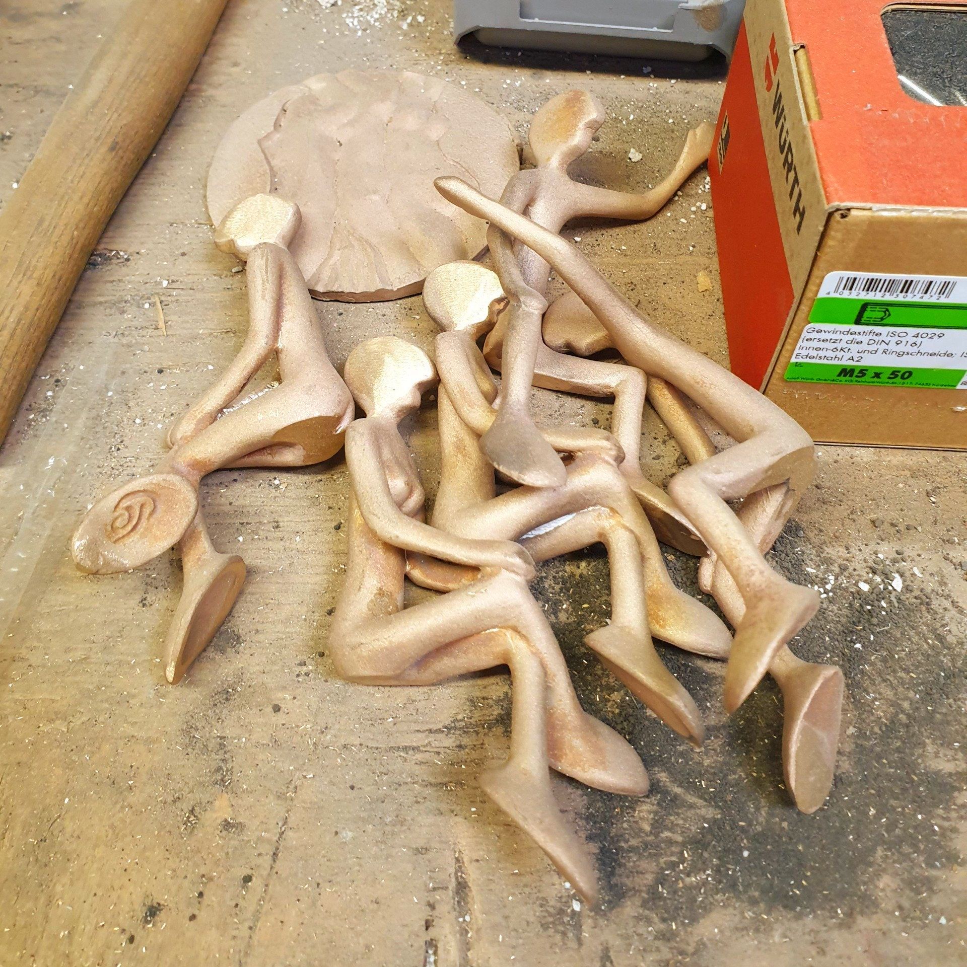 Das Bild zeigt Figuren der Serie Friends von Oliver Pohl. Die Figuren sind aus der Keramikform gekommen und werden nun in Handarbeit fertig bearbeitet.