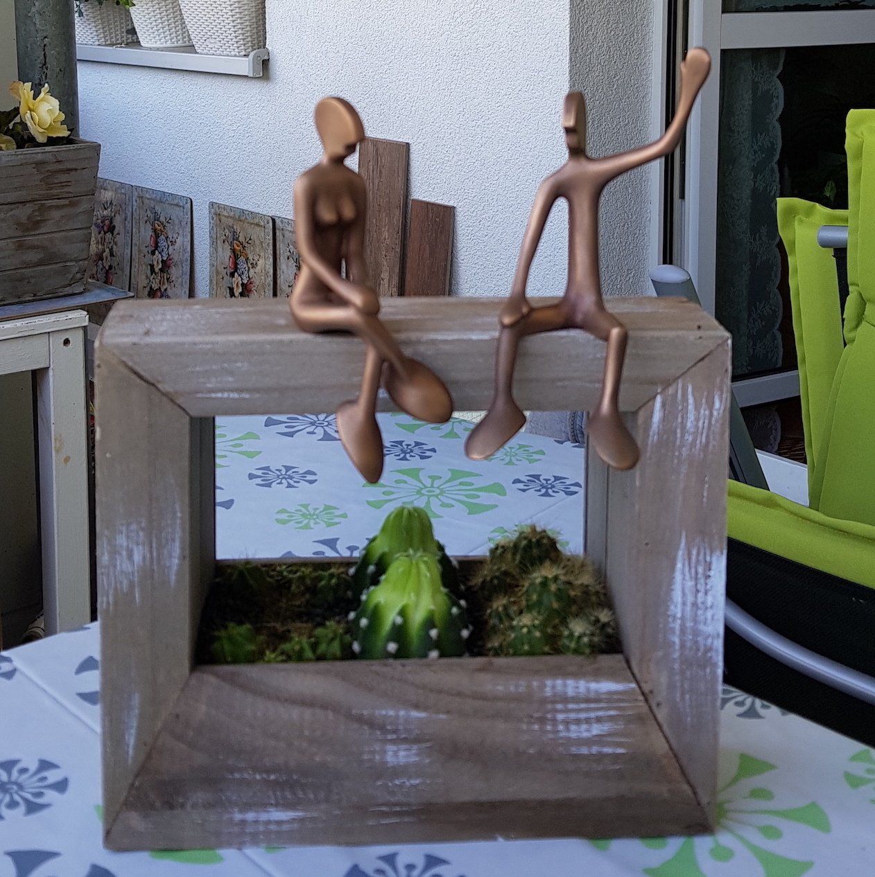 Das Bild zeigt, was eine Kundin/ein Kunde mit einer Figur der Serie Friends von Bildhauer Oliver Pohl selber gebaut hat.