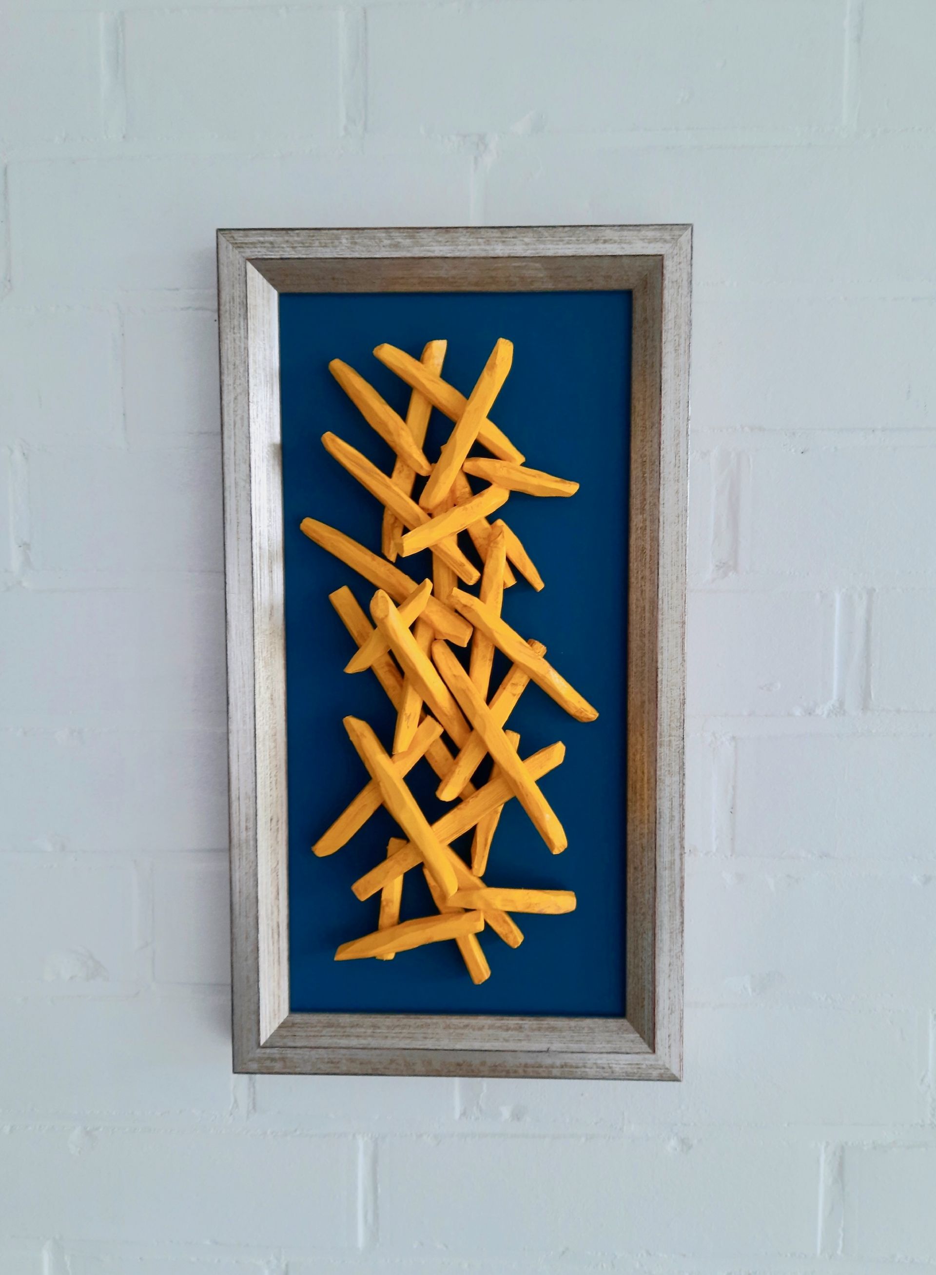 Plastisch gestaltete Pop Art Pommes Frites auf türkisem Grund in einem silbernen Rahmen.