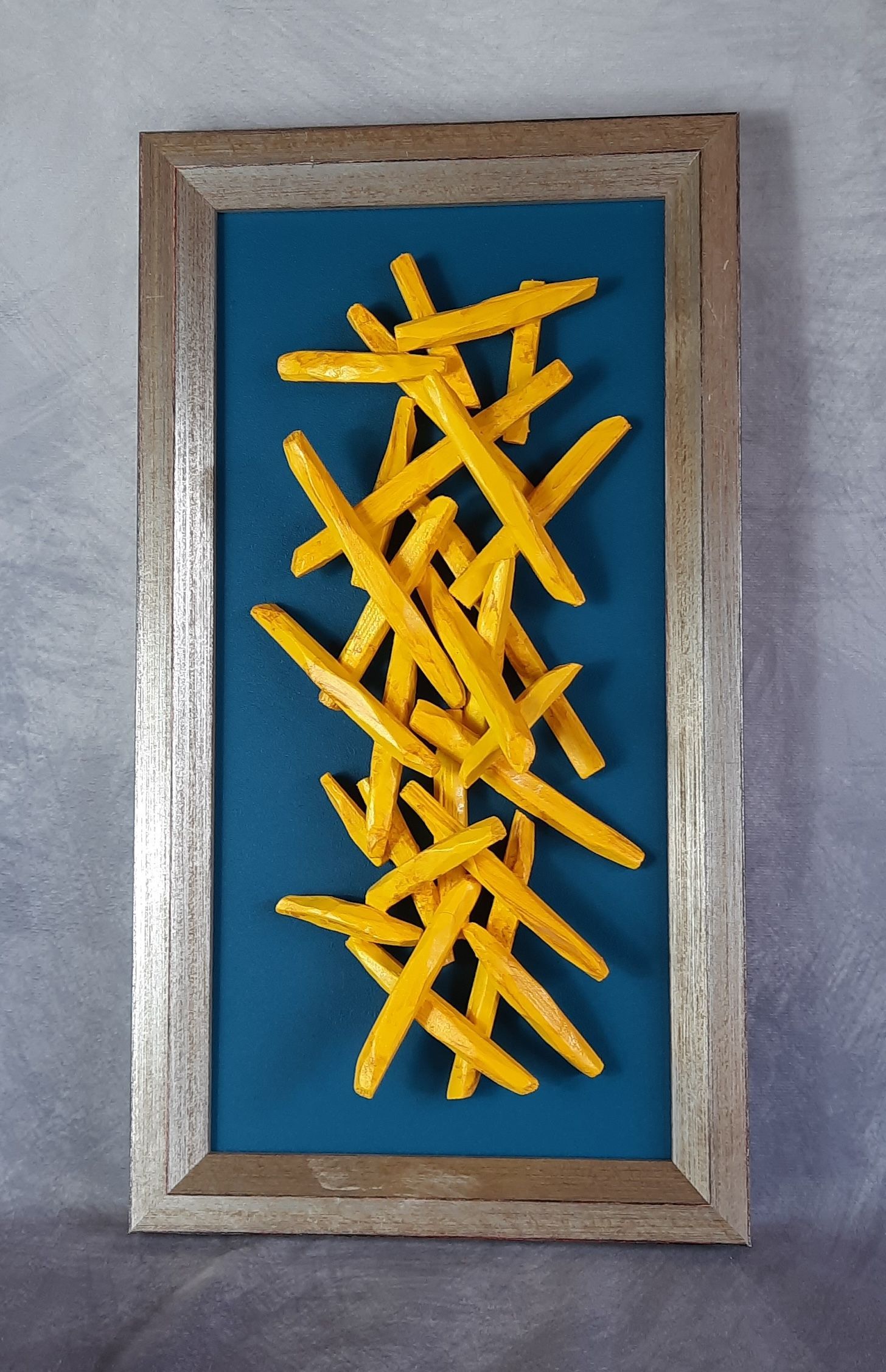 Plastisch gestaltete Pop Art Pommes Frites auf türkisem Grund in einem silbernen Rahmen.