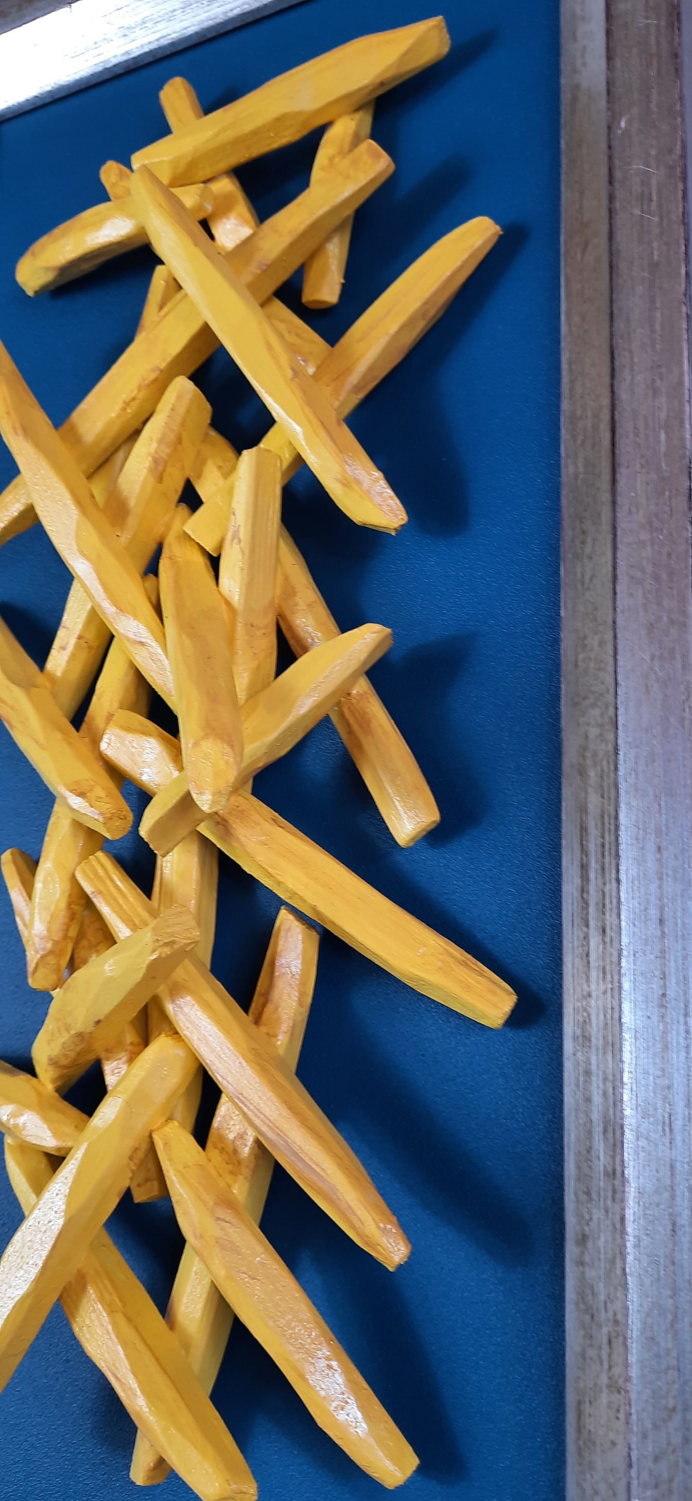 Plastisch gestaltete Pop Art Pommes Frites auf türkisem Grund in einem silbernen Rahmen.