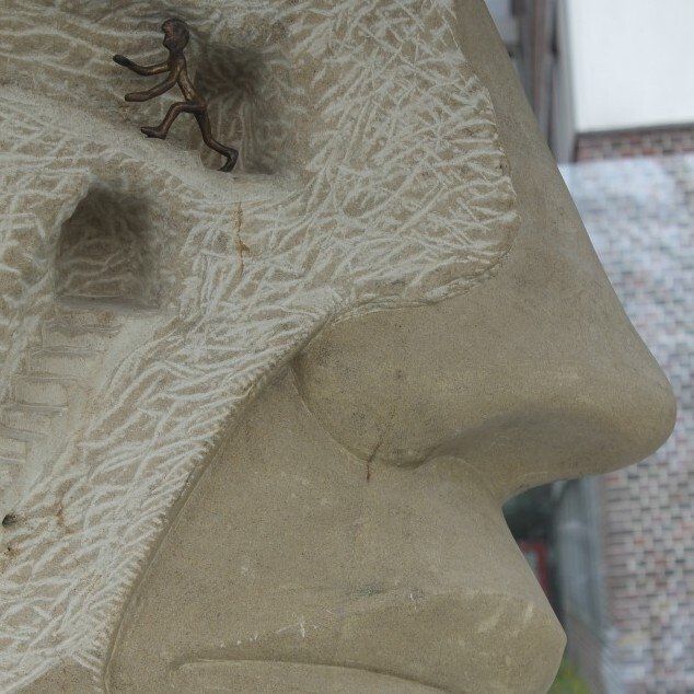 Das Bild zeigt die Steinskulptur