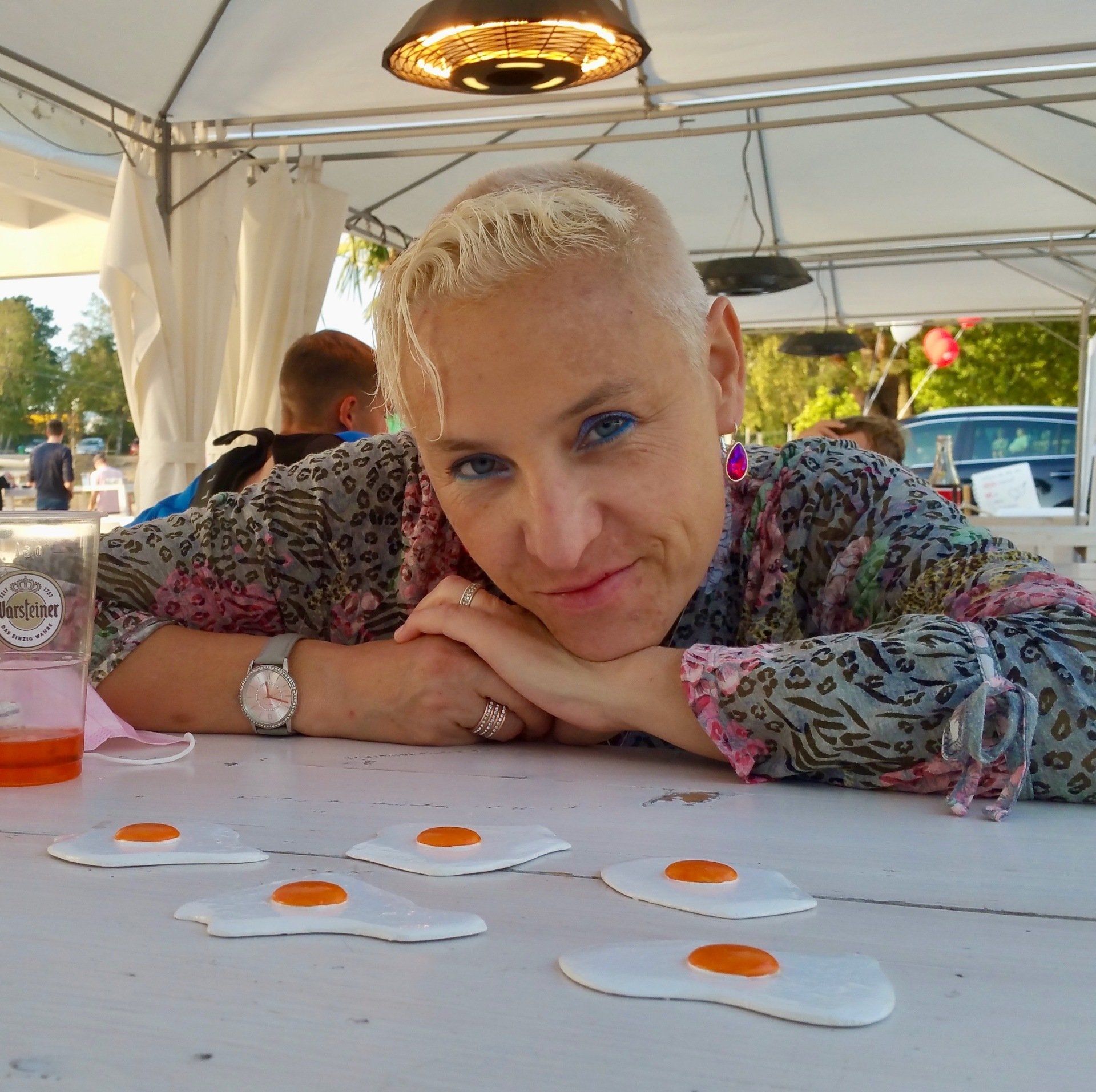 Das Bild zeigt Spiegeleier-Skulpturen von Bildhauer und Künstler Oliver Pohl aus Haste bei Wunstorf am Steinhuder Meer.