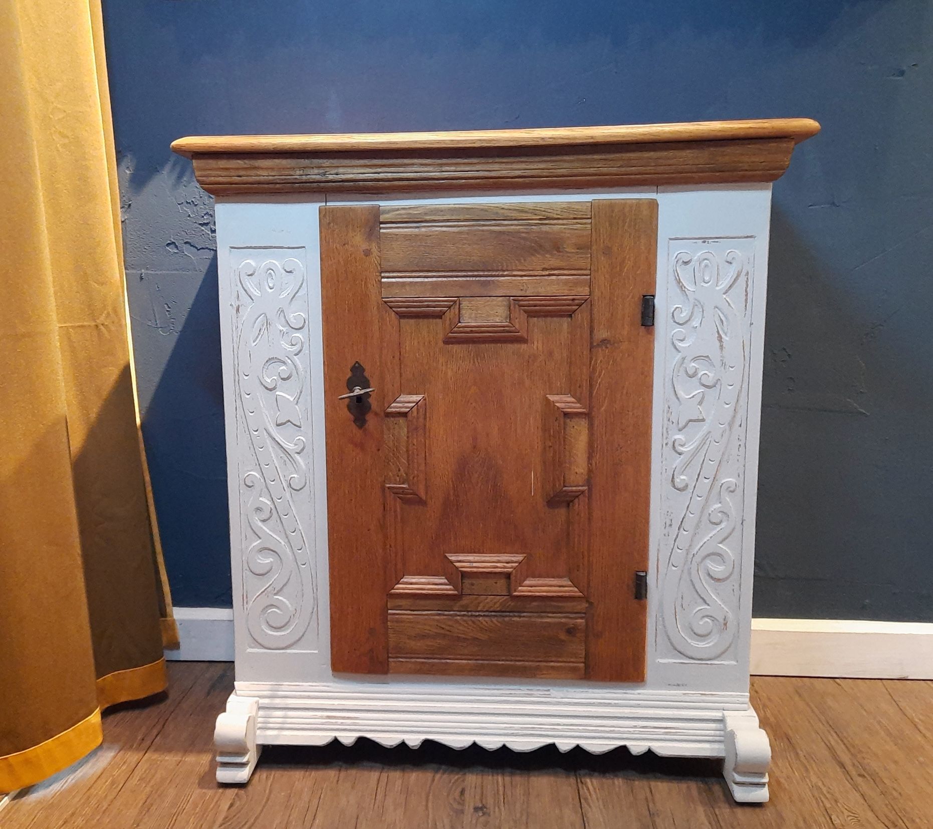 Antike kleine Eichenholz Kommode, mit weißer Kreidefarbe