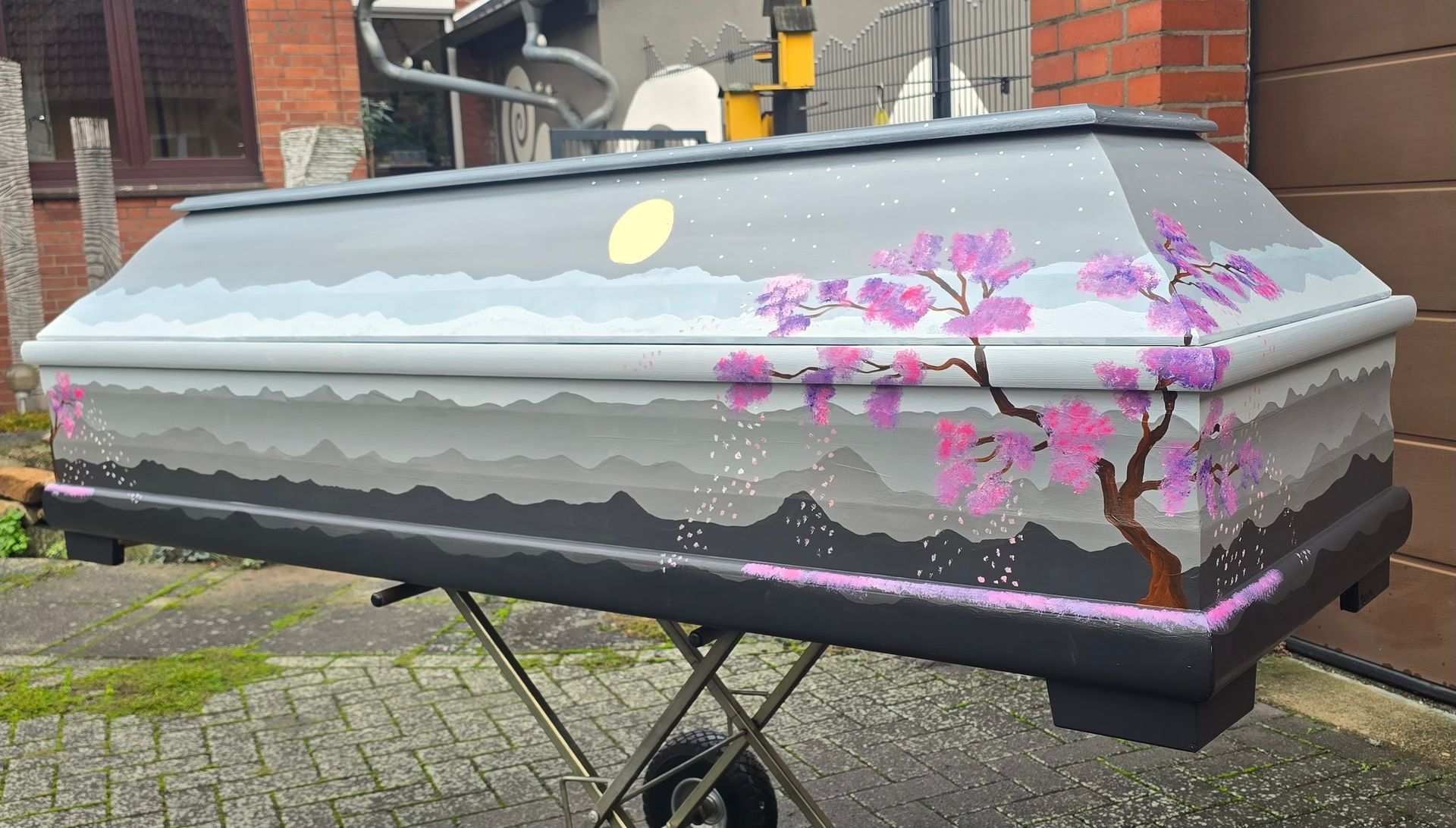 Das Bild zeigt einen individuell bemalten Sarg der Künstlerin Georgia Hindenburg aus Haste im Schaumburger Land.