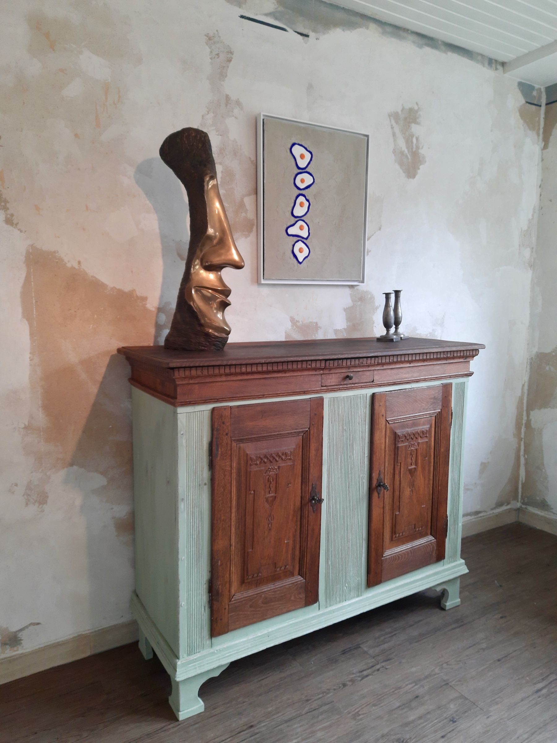 Dekorative Eichenholzkommode mit Kreidefarben bemalt