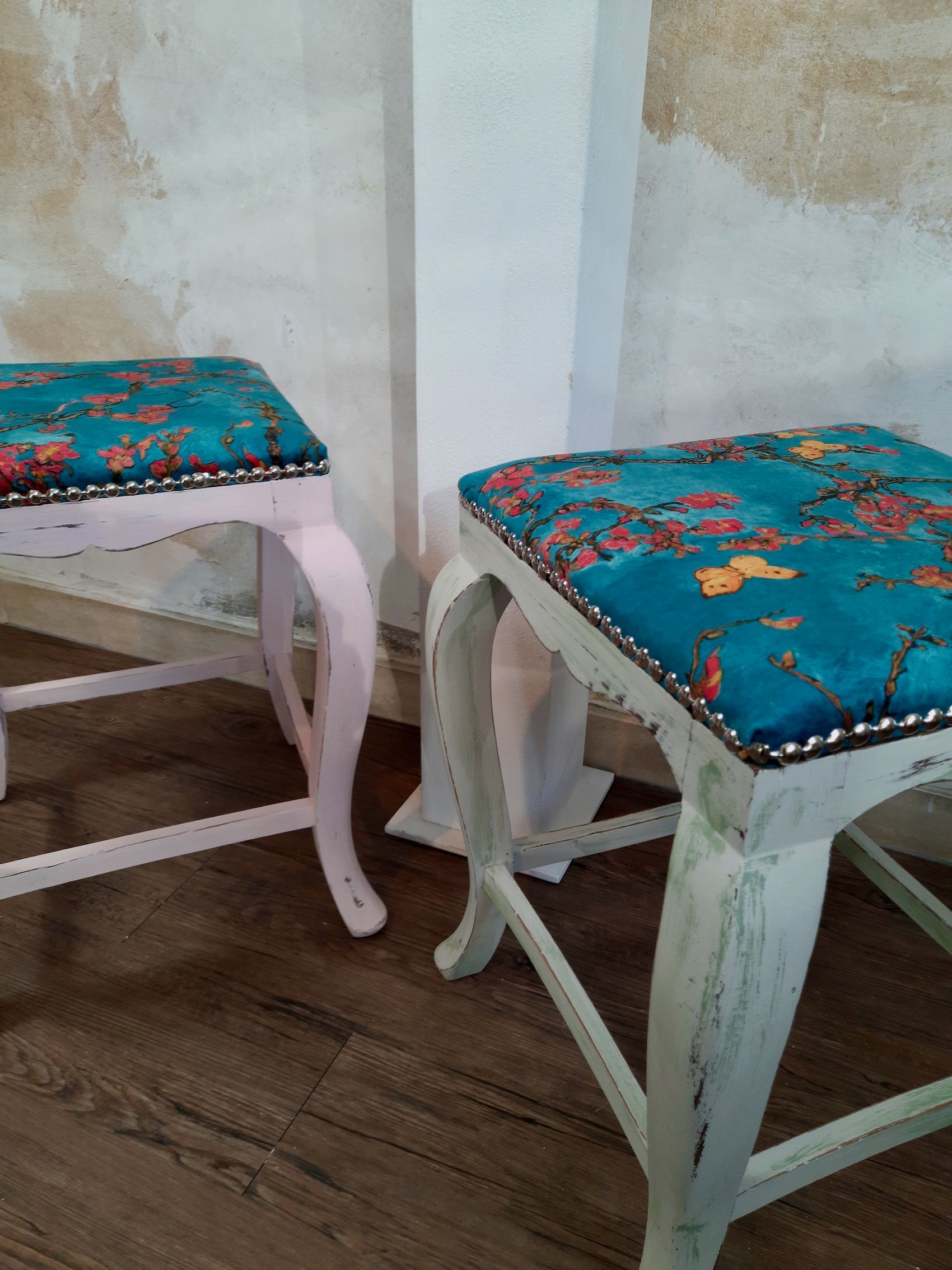 Zwei nostalgische Hocker mit hochwertigem Stoffbezug und japanischem Flair