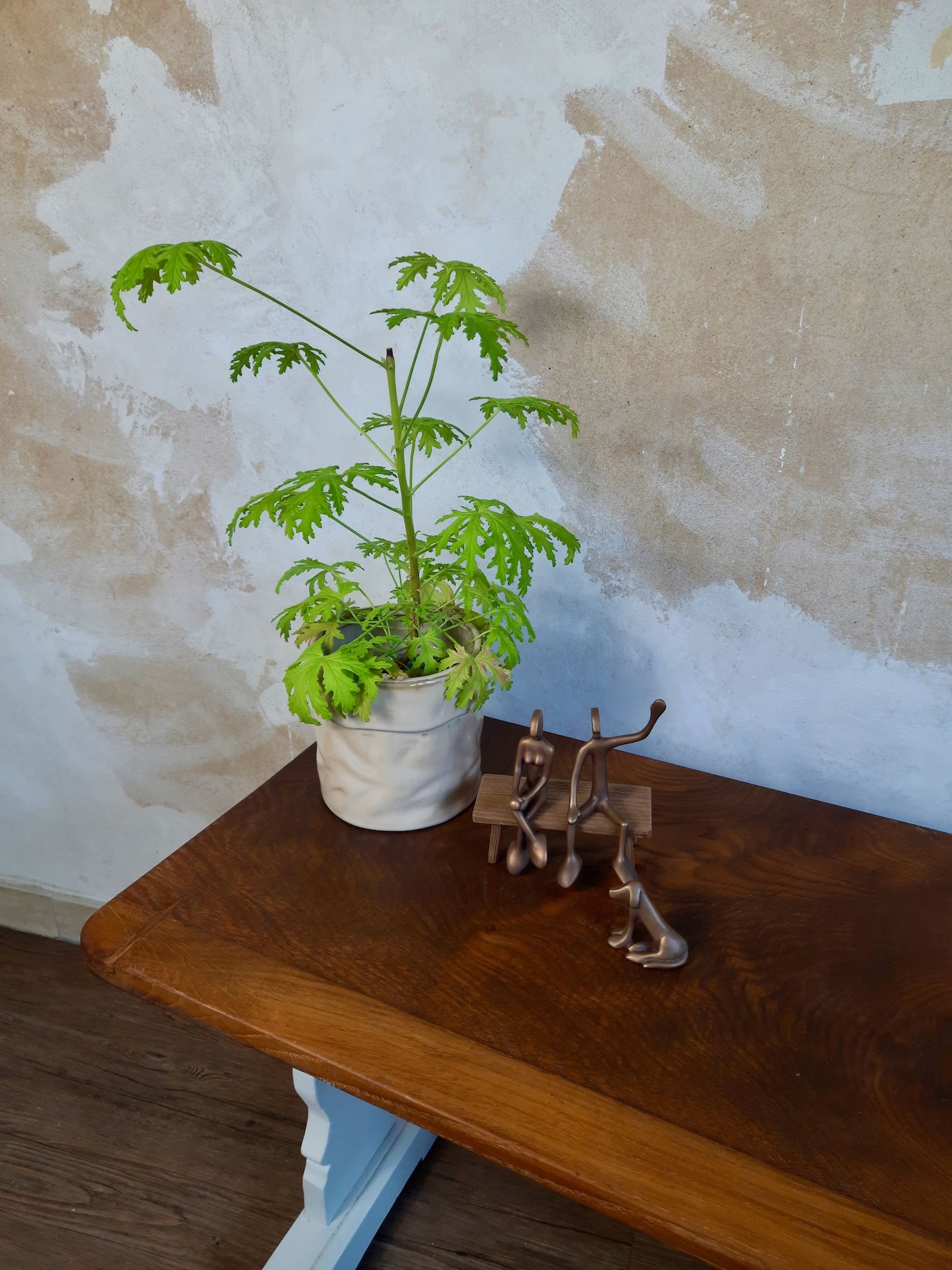Kleiner Beistelltisch mit Eichenholzplatte, in weiß mit Kreidefarben bemalt